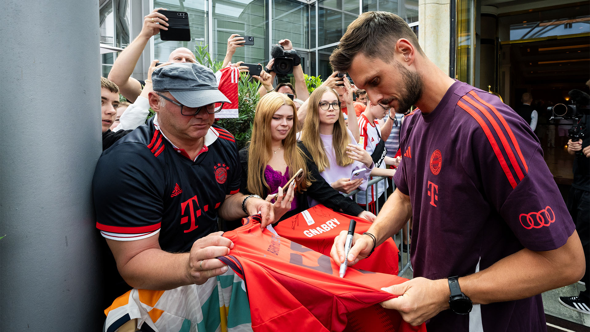 Sven Ulreich schreibt im Trainingslager am Tegernsee Autogramme