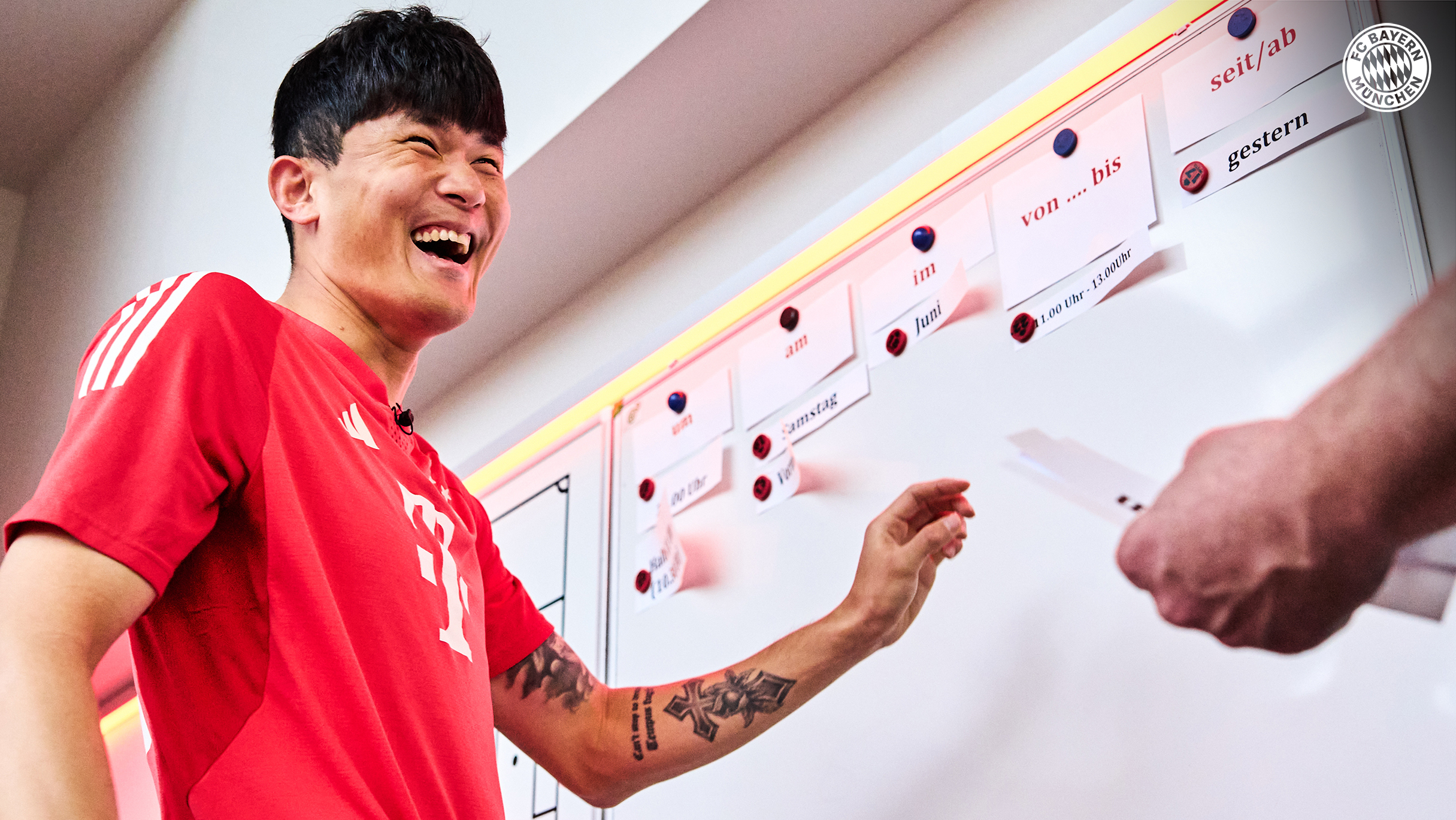 Minjae Kim laughing in FC Bayern's German class