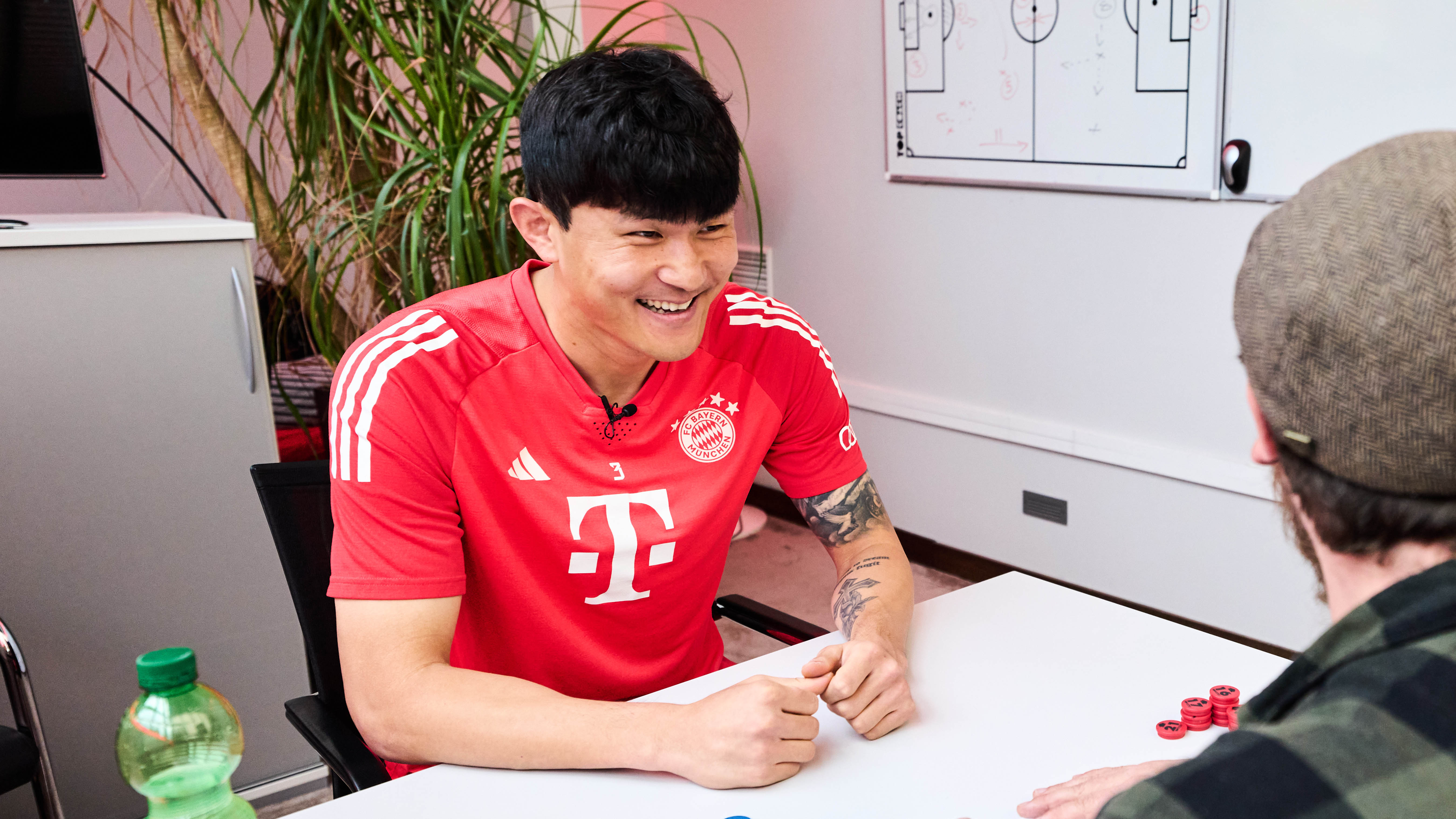 Minjae Kim at a German lesson at FC Bayern