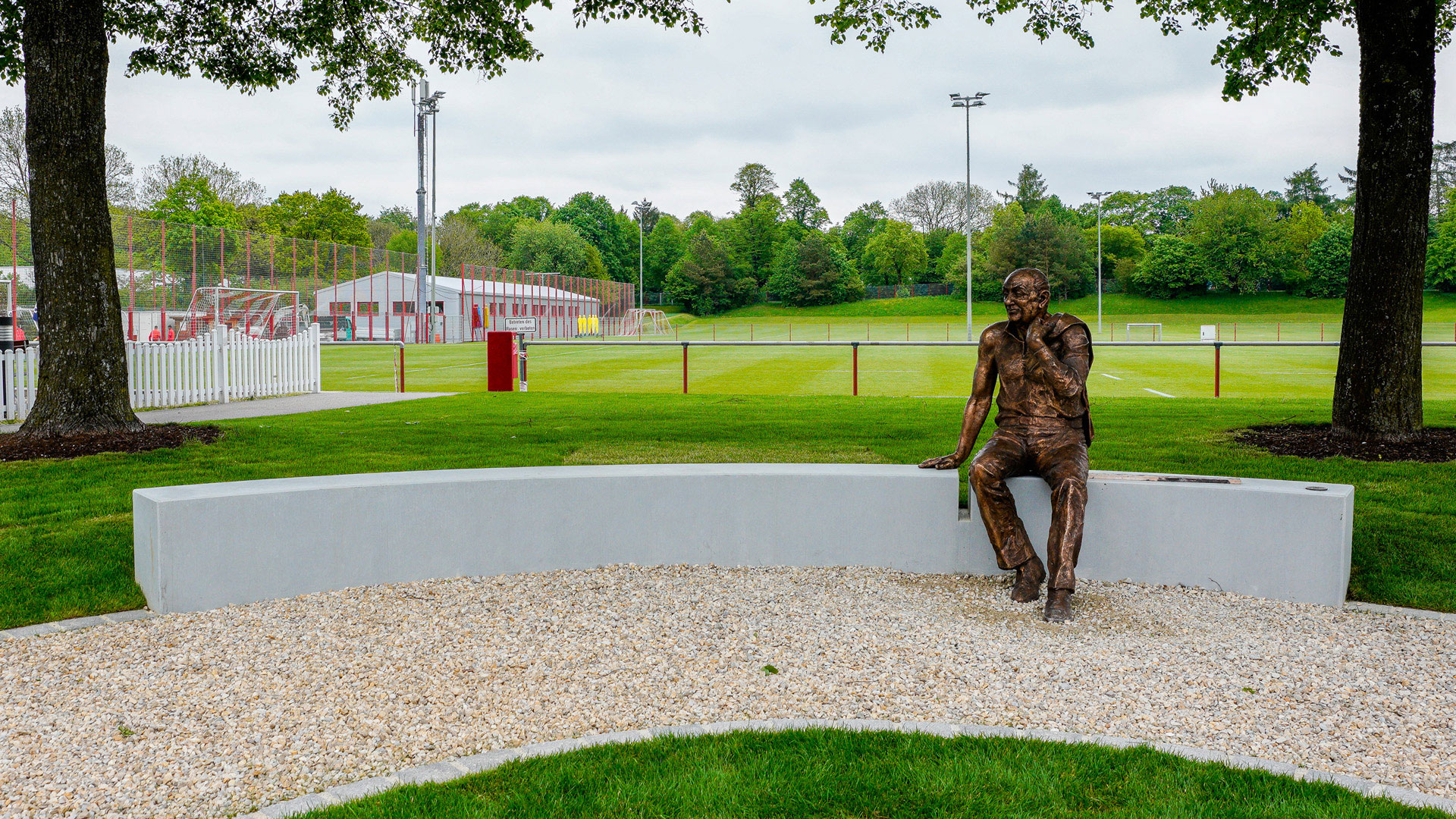 Statue von Kurt Landauer am Trainingsgelände des FC Bayern an der Säbener Straße