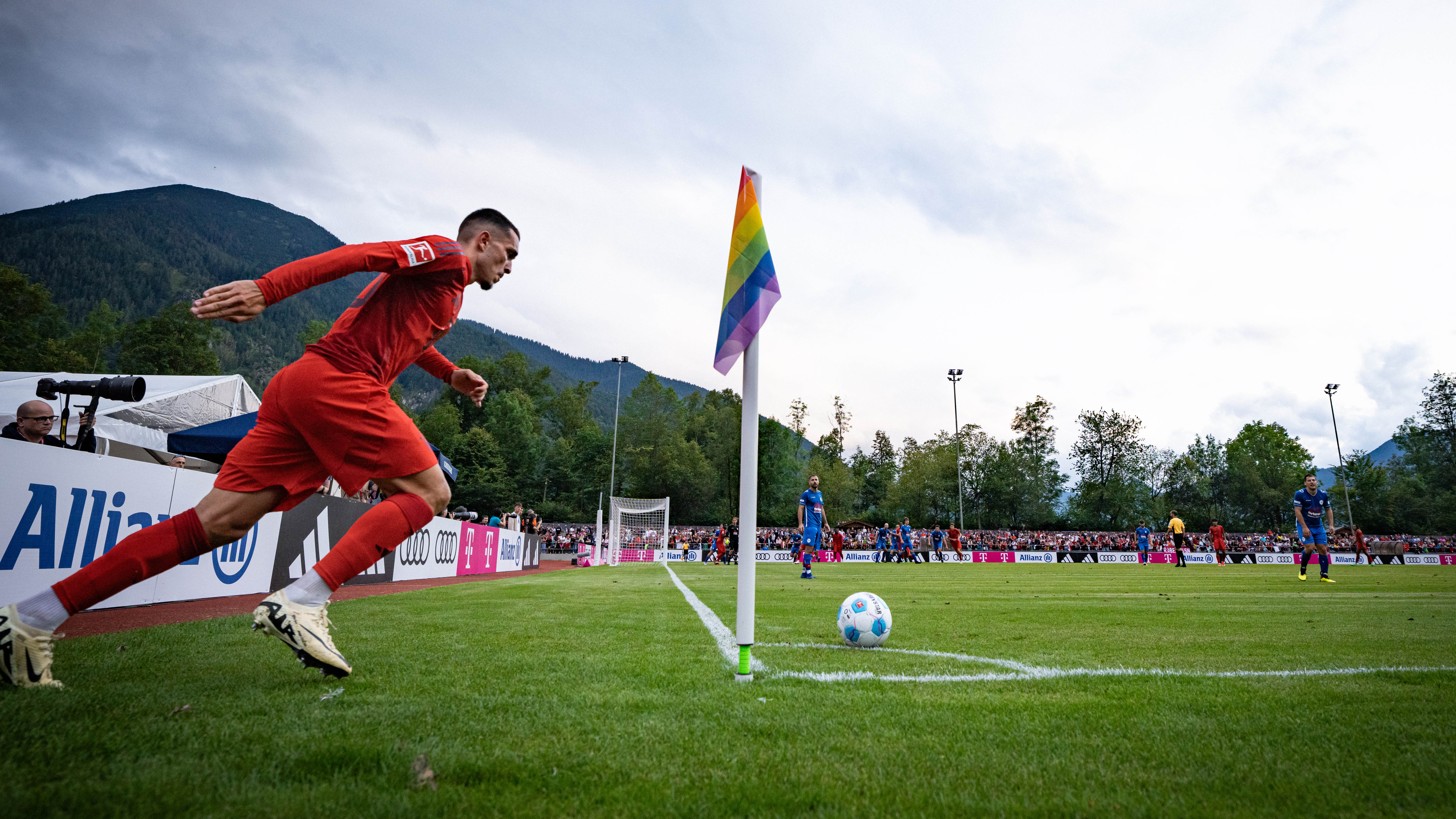 Arijon Ibrahimovic ejecuta un saque de esquina en el partido amistoso contra el FC Rottach-Egern