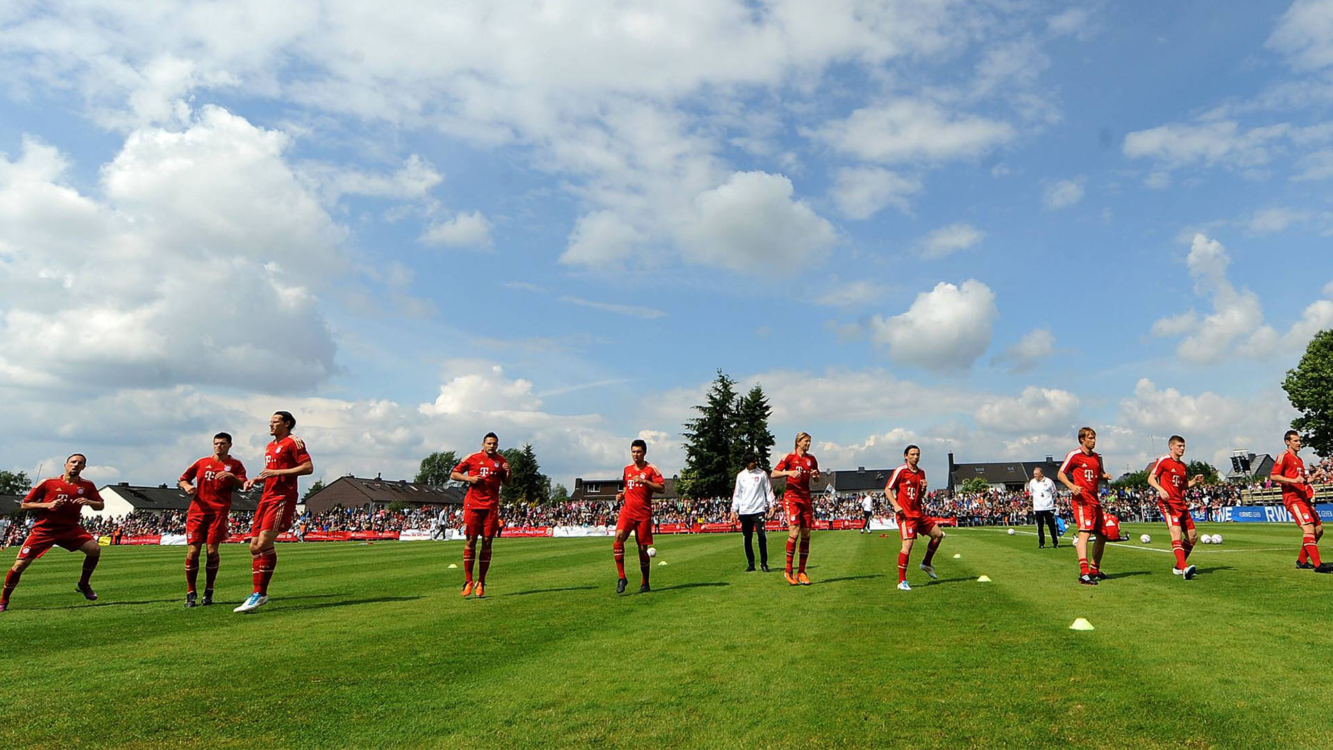 Los jugadores del FC Bayern calientan antes de un partido amistoso en Düren en mayo de 2011.