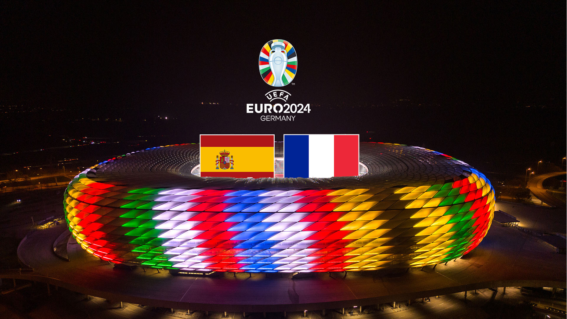 Spanische und französische Flagge über der Allianz Arena in Sonderbeleuchtung zur UEFA EURO 2024