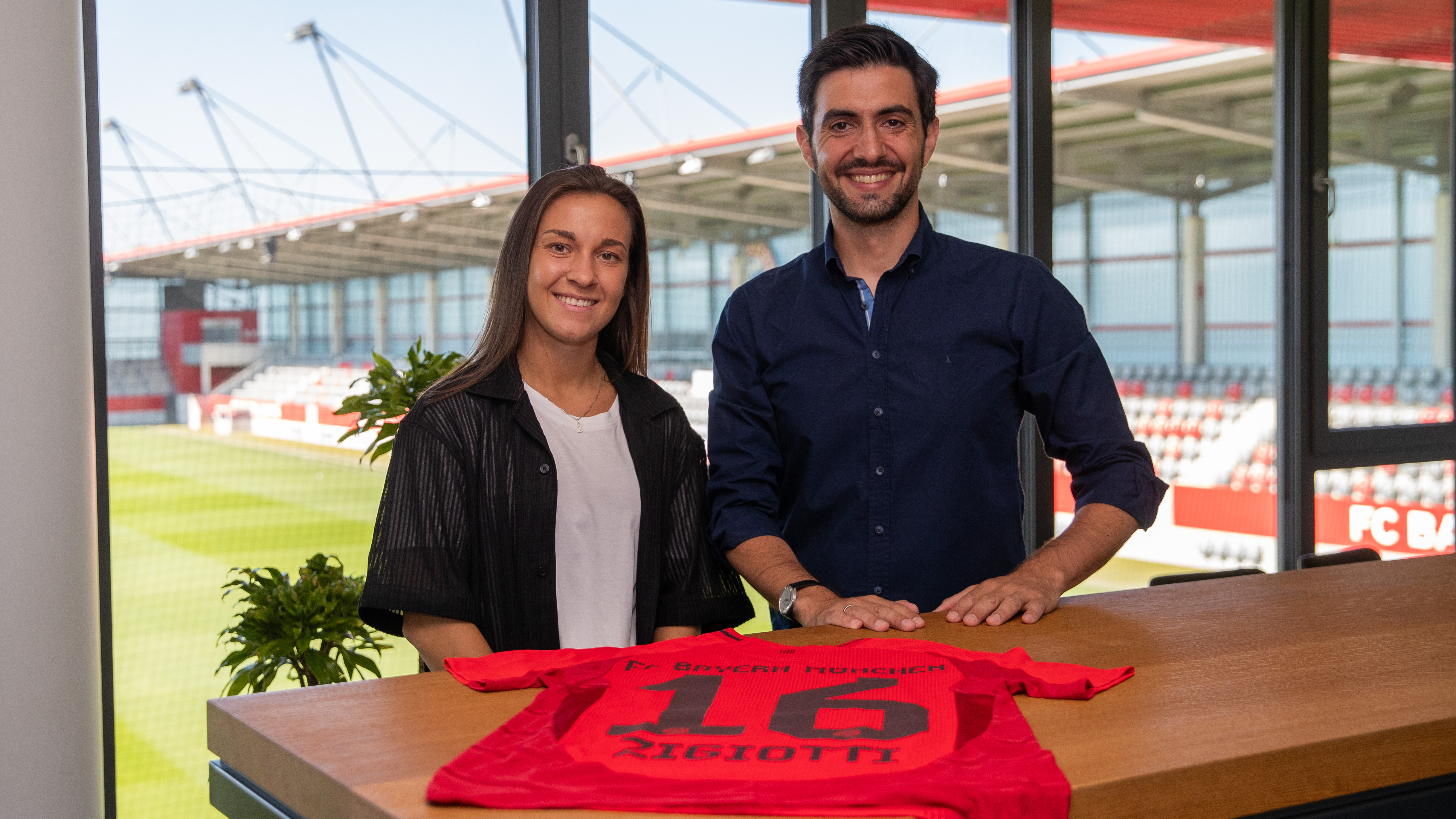 Julia Zigiotti Olme and Francisco De Sá Fardilha at the contract signing