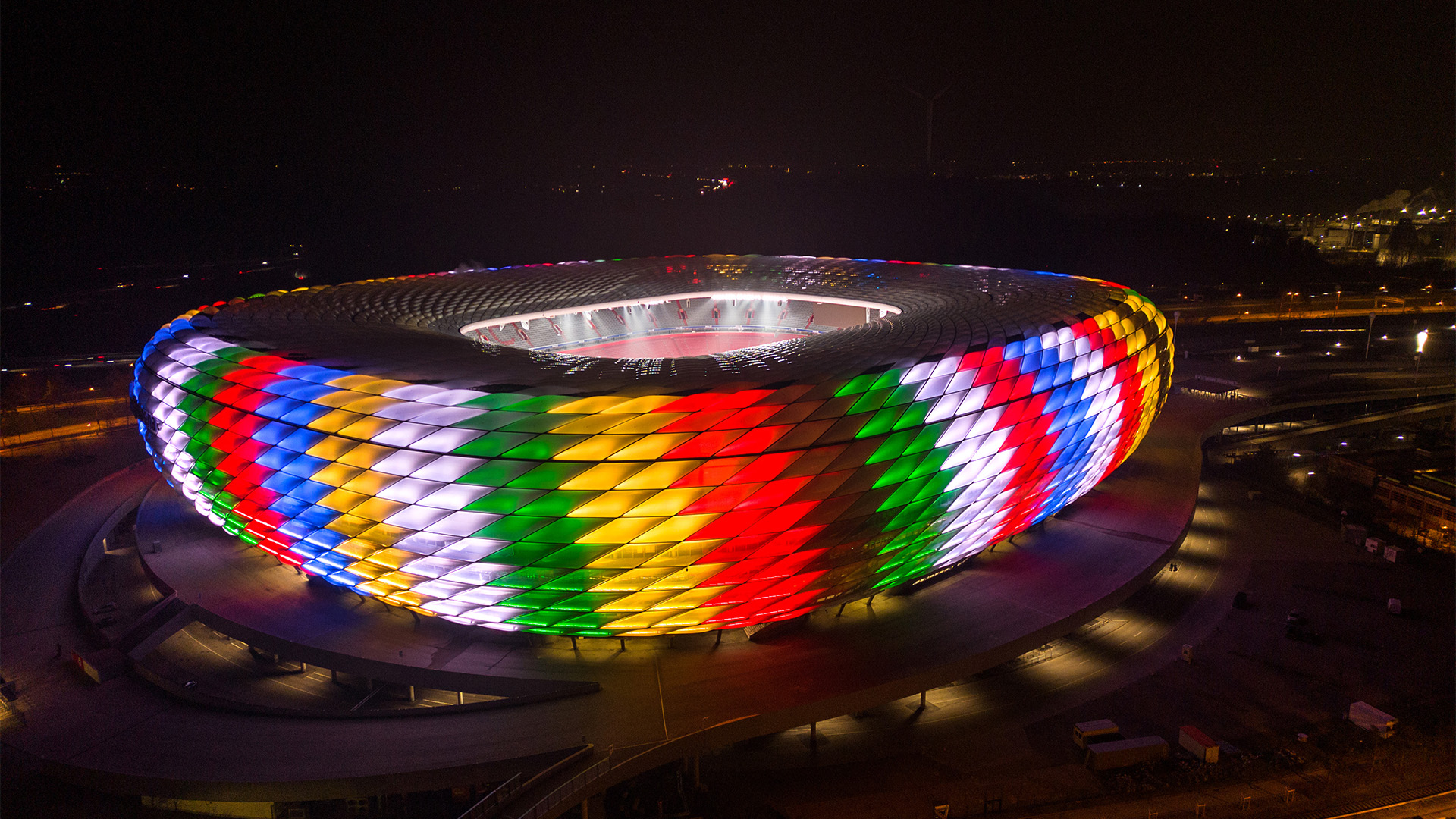 Sonderbeleuchtung der Allianz Arena zur UEFA EURO 2024 in den Farben der Teilnehmernationen.