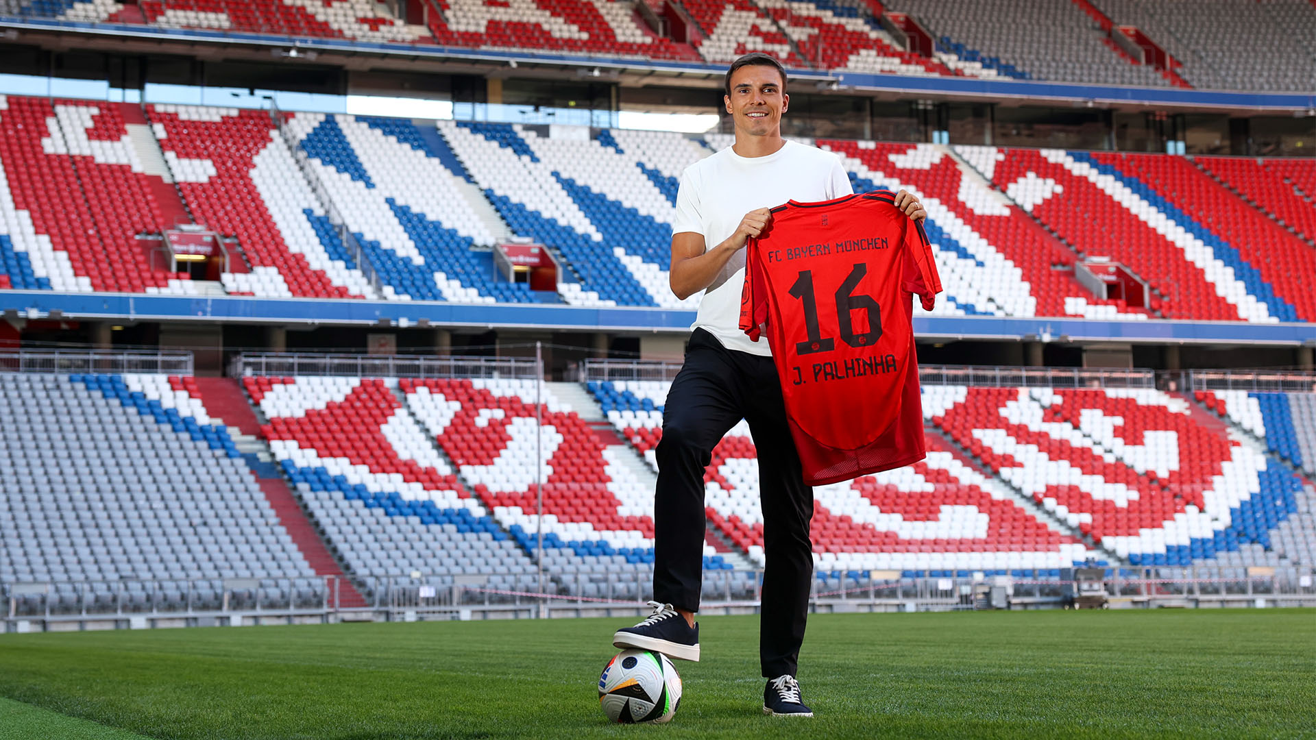 Der neue FC Bayern-Mittelfeldspieler João Palhinha in der Allianz Arena