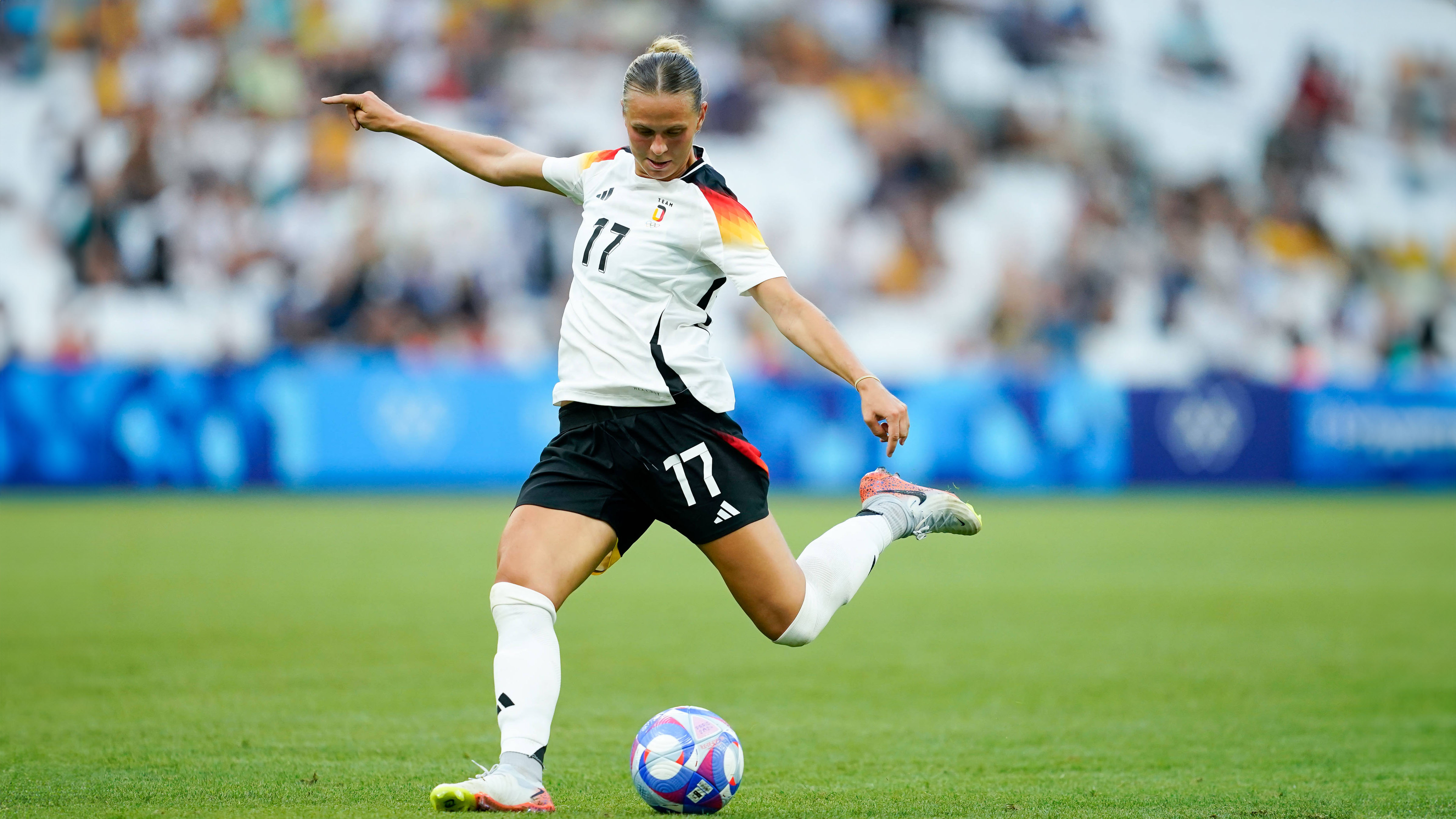 Klara Bühl von den FC Bayern Frauen im Trikot der Nationalmannschaft.