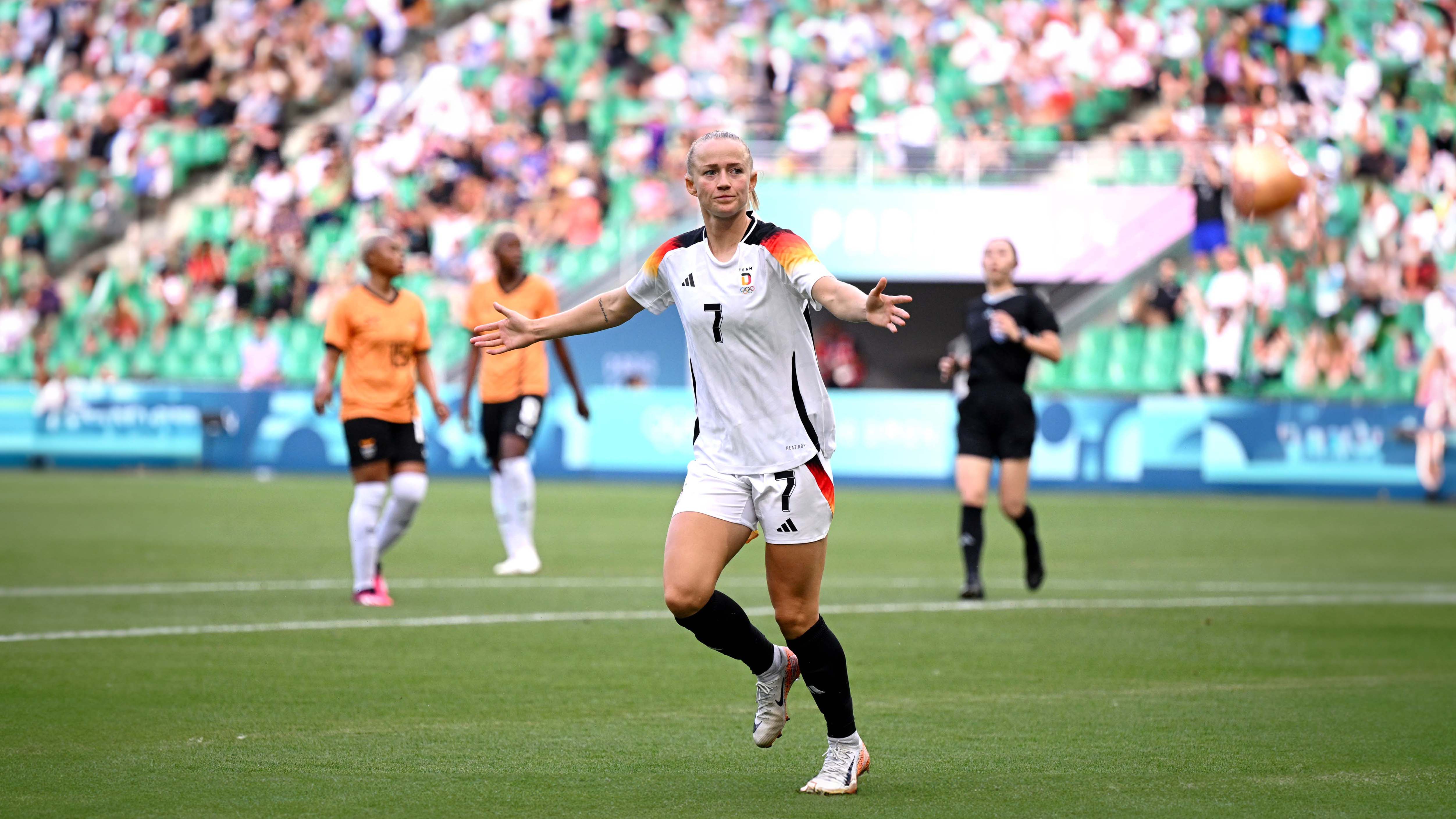 Schueller von den FC Bayern Frauen beim Jubel bei der Deutschen Nationalmannschaft