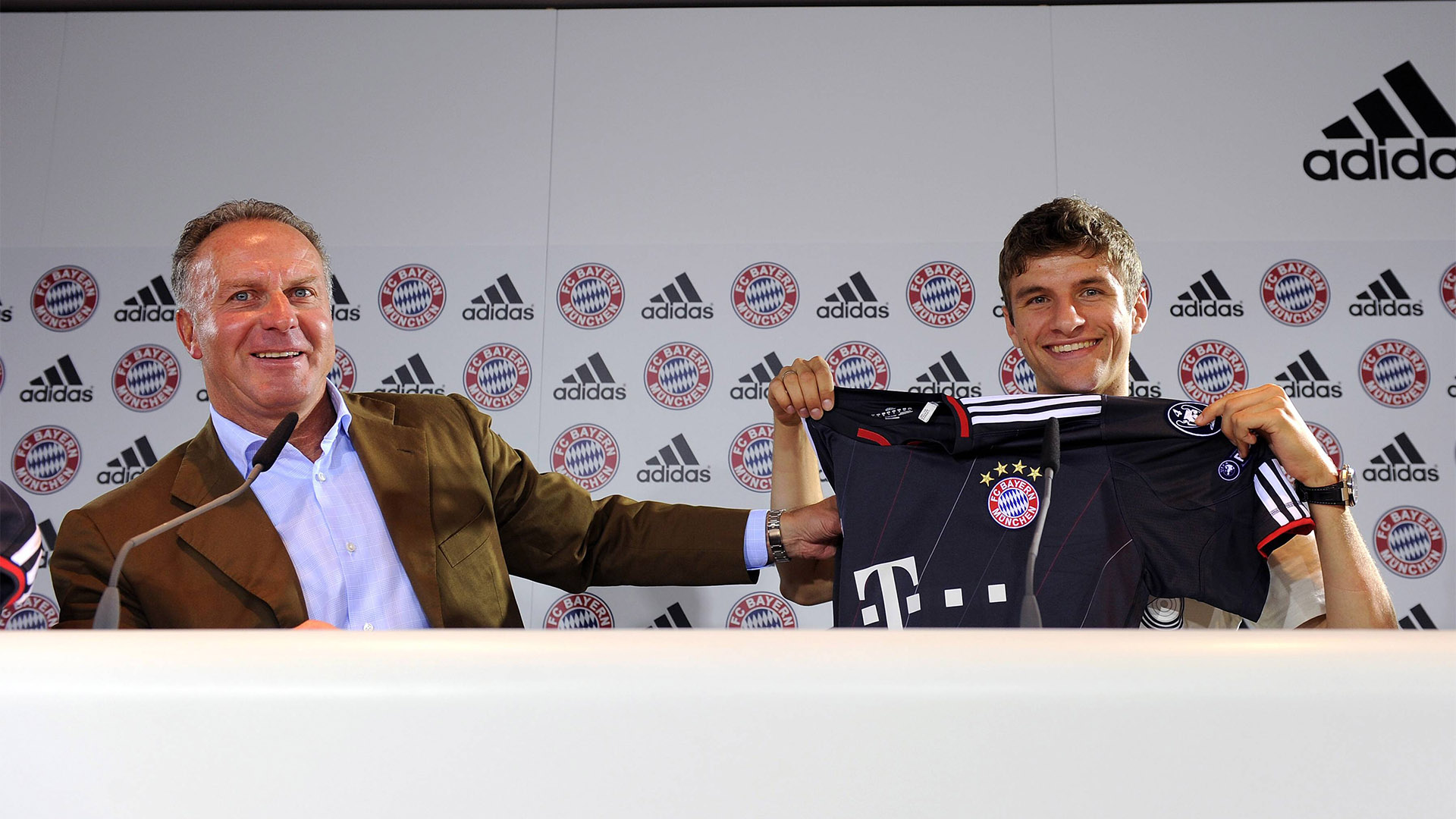 Rummenigge and Müller in August 2010 presenting the then Champions League jersey. Müller later won the competition twice at FC Bayern under CEO Rummenigge.