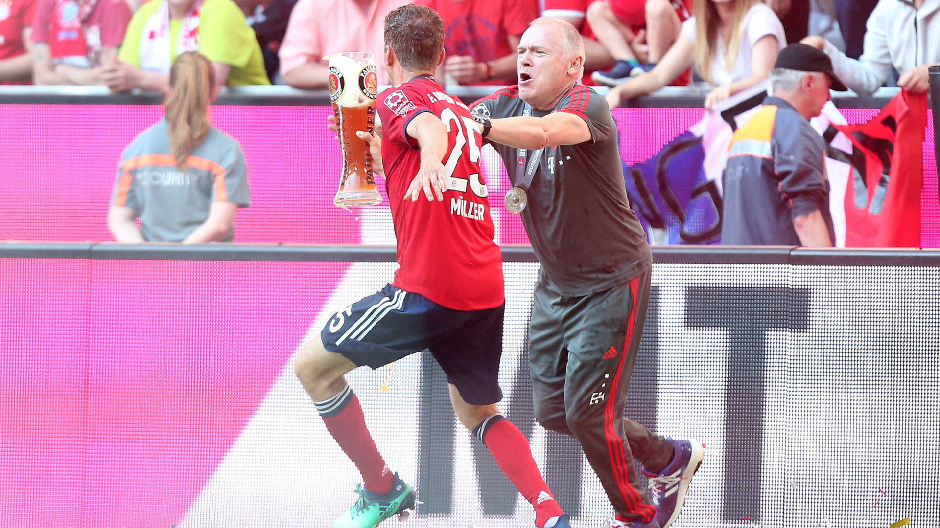 Hermann Gerland und Thomas Müller im Laufduell bei der Weißbierdusche für die Meisterschaft 2008.