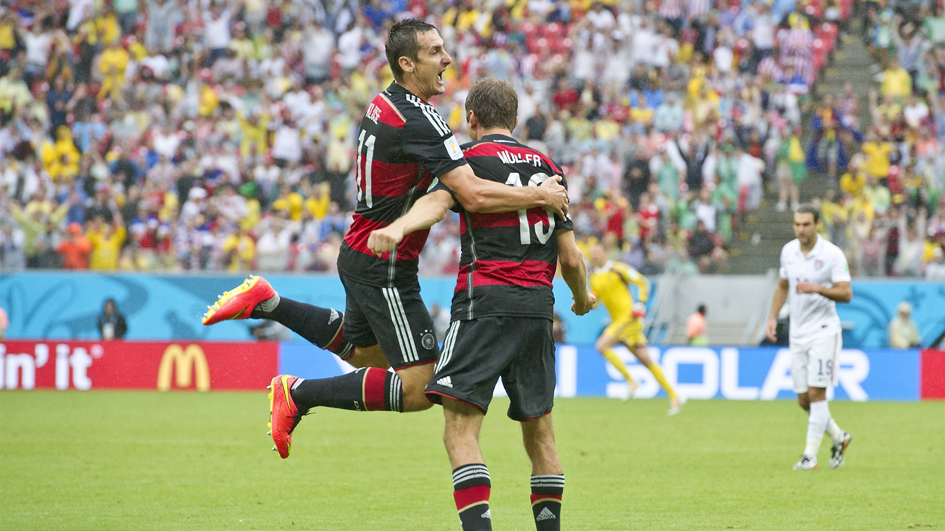 Miroslav Klose macht einen Freudensprung auf Thomas Müller nach dem 1:0 bei der WM 2014 gegen die USA.