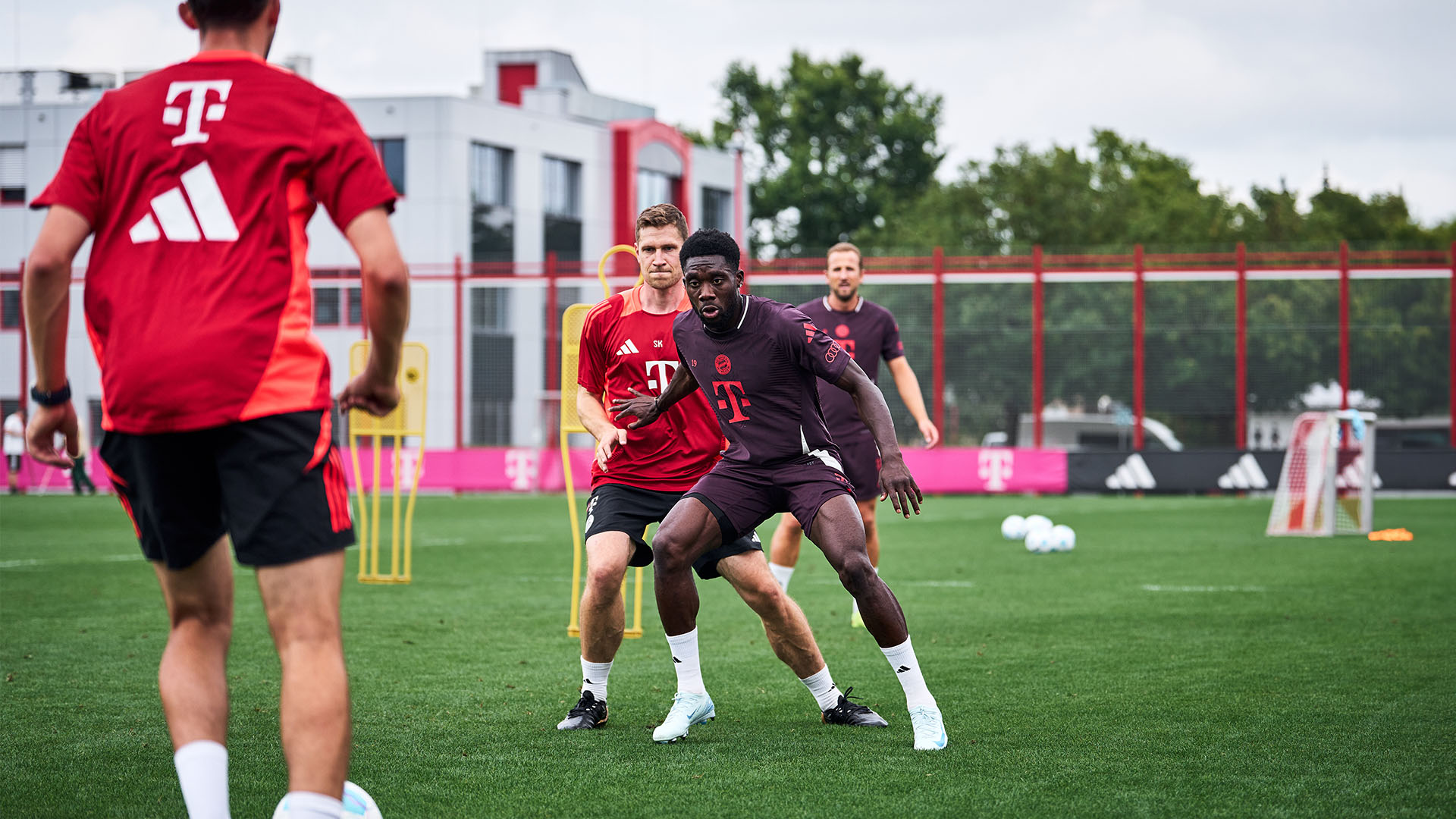 13-fcbayern-training-240808-mel