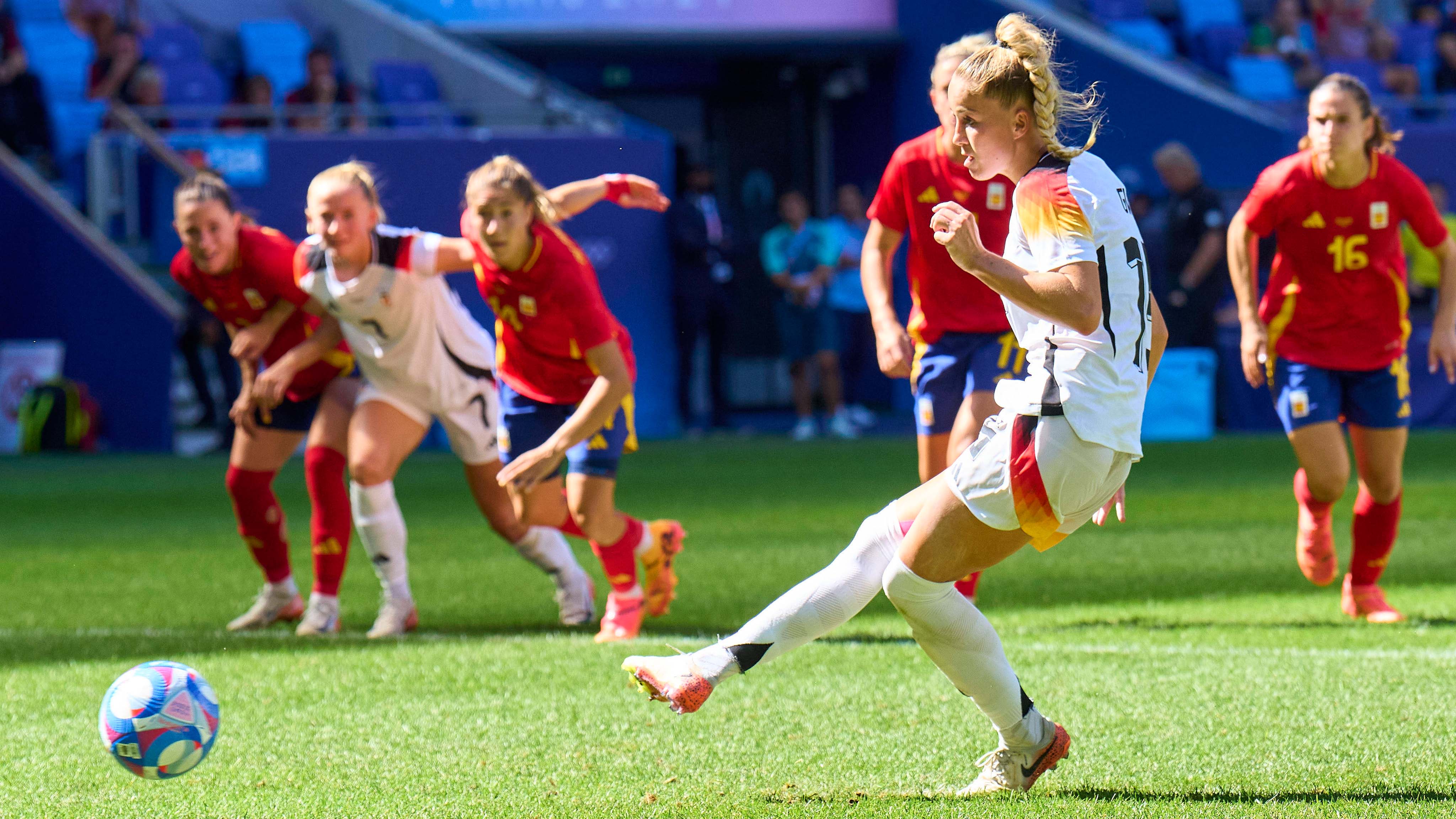 Giulia Gwinn von den FCB-Frauen trifft vom Elfmeterpunkt zur Führung.