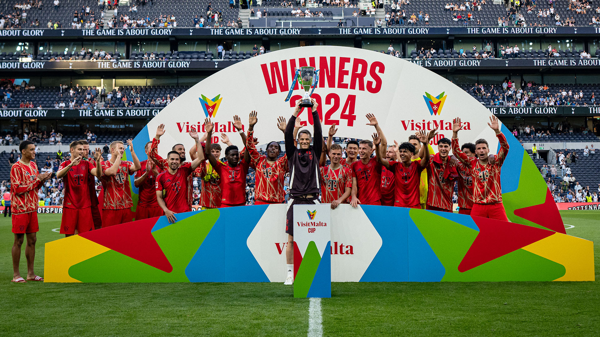 FC Bayern with the first silverware of the season after the friendly