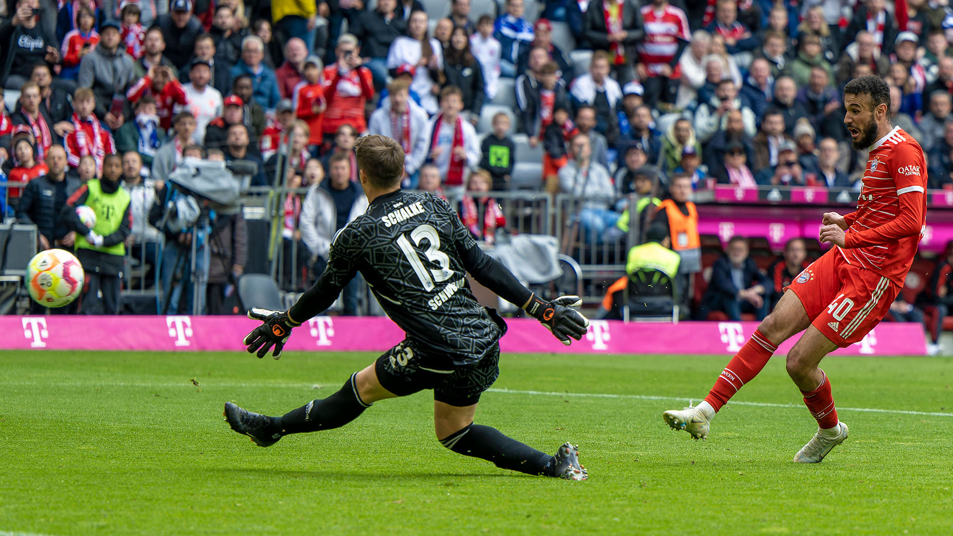 Noussair Mazraoui erzielt ein Tor gegen Schalke