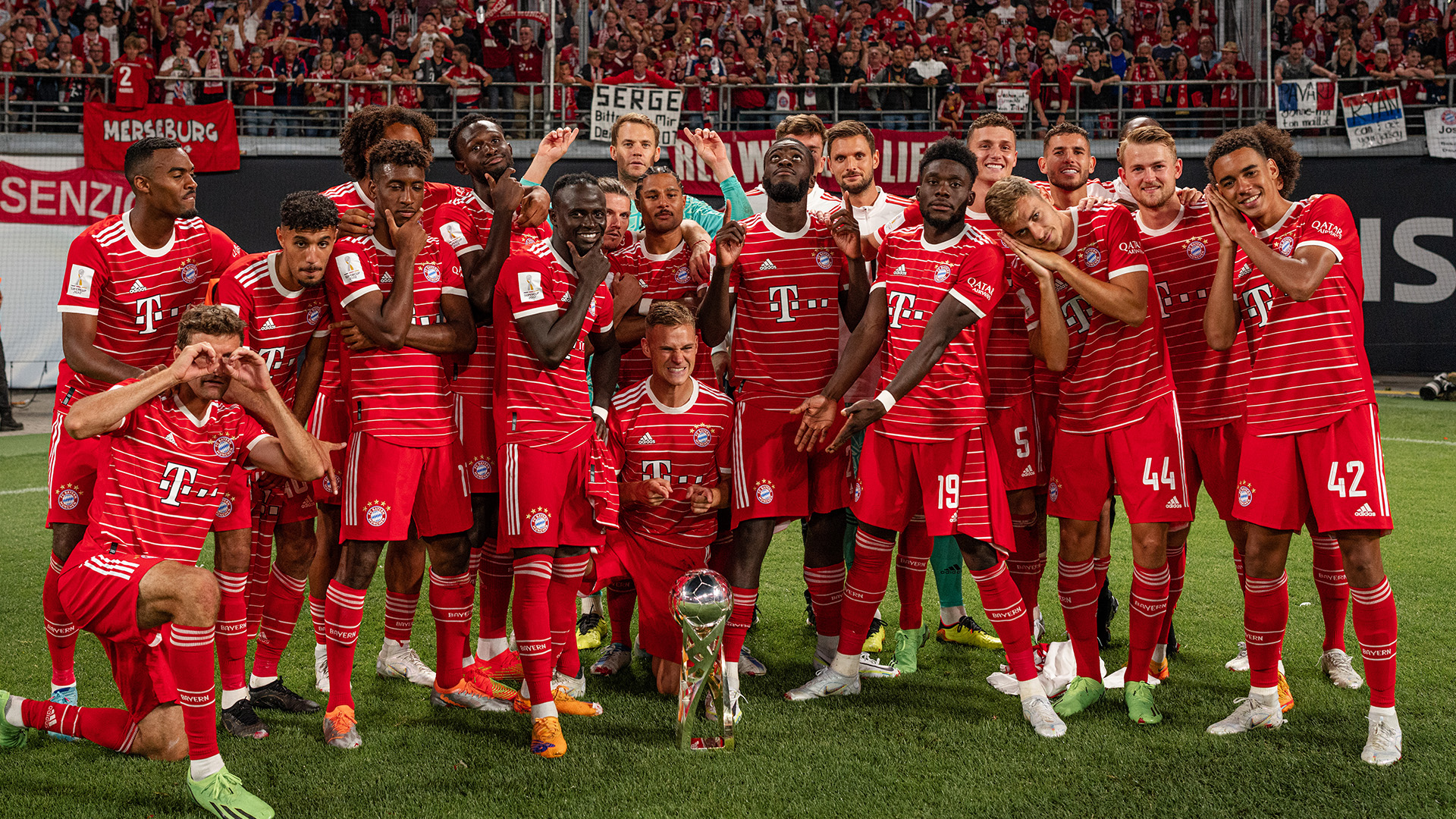 Der FC Bayern bejubelt den Gewinn des Supercups 2022