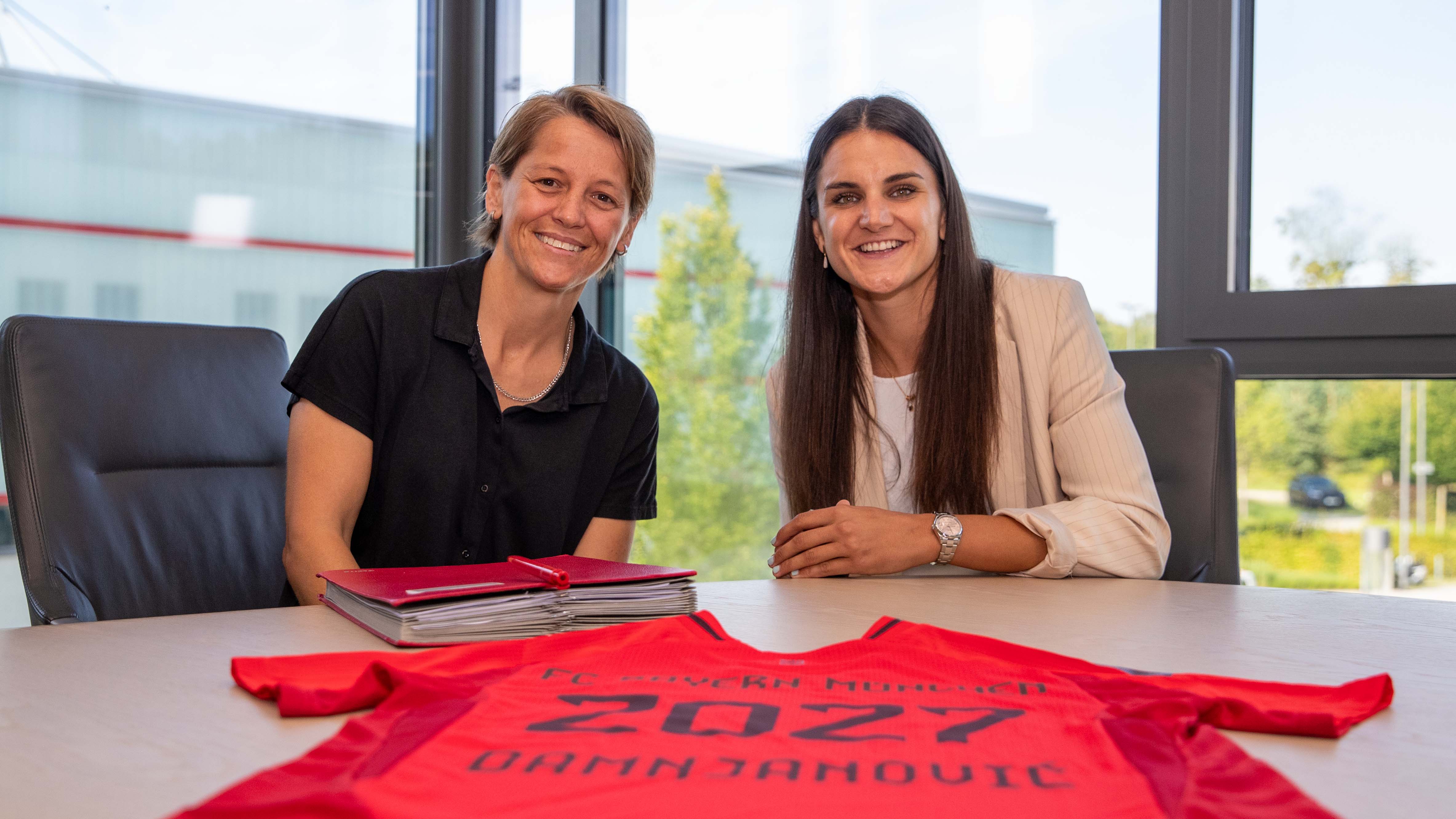 Jovana Damnjanović und Bianca Rech von den FC Bayern Frauen bei der Vertragsunterschrift