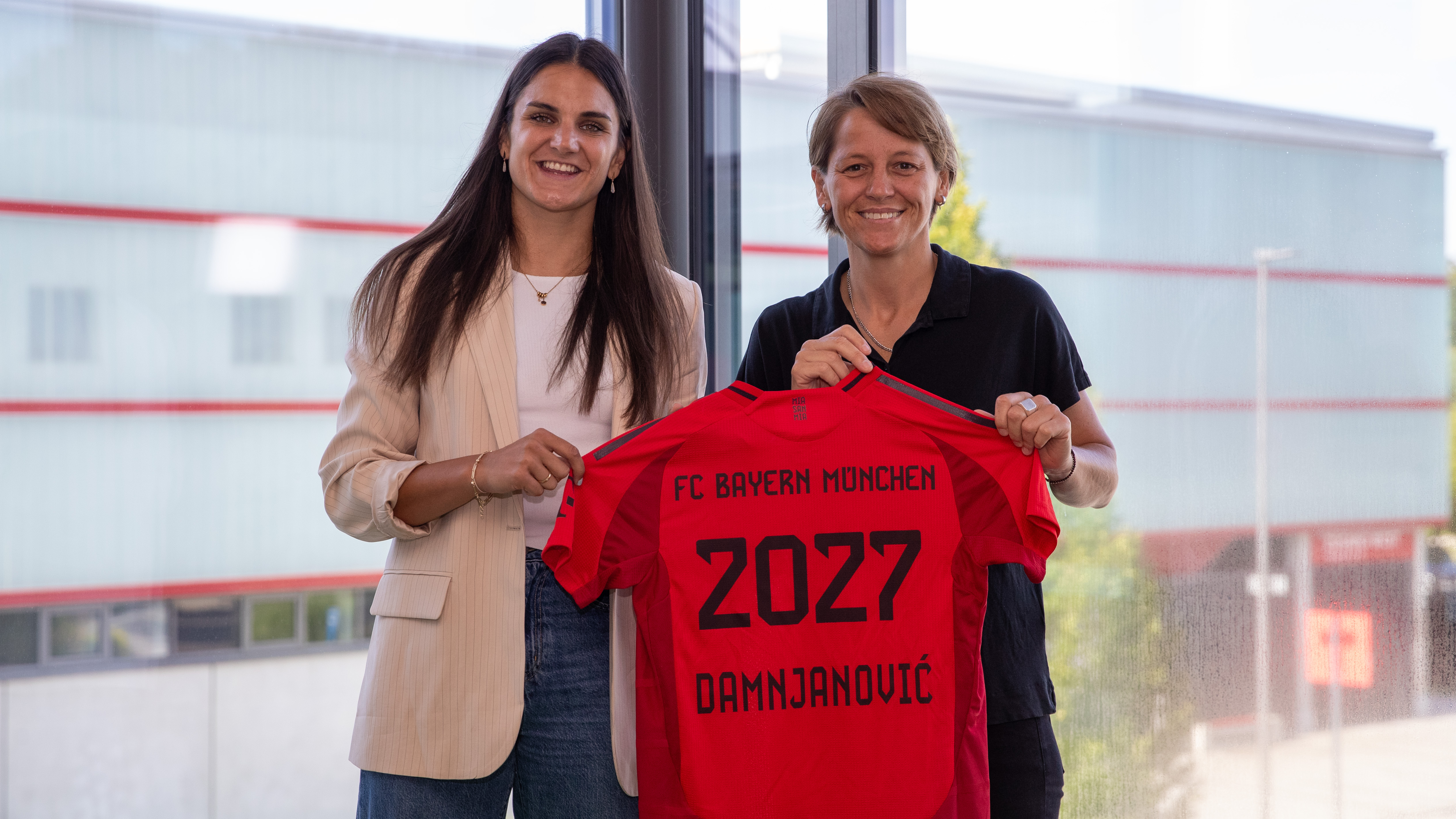 Jovana Damnjanović unterschreibt ihre Vertragsverlaengerung bei den FC Bayern Frauen