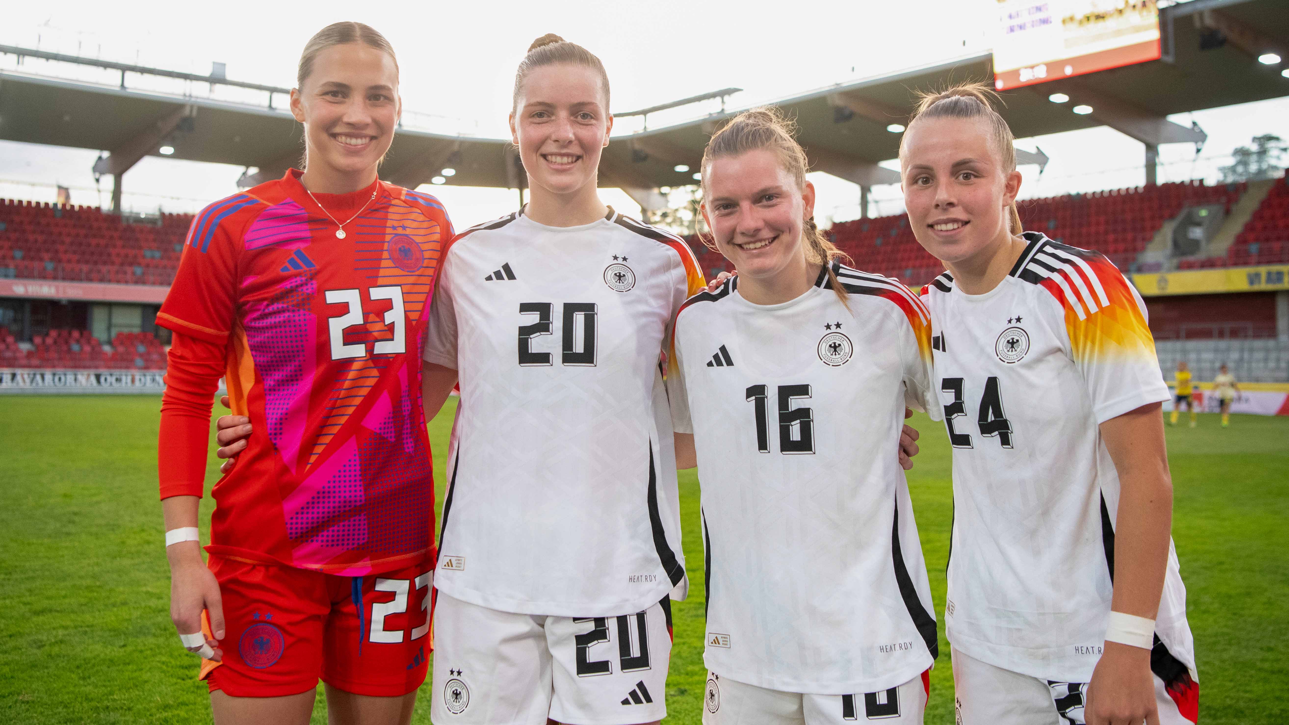 Juliane Schmid, Alara Şehitler, Sarah Ernst und Laura Gloning von den FC Bayern Frauen im Trikot der Nationalmannschaft.