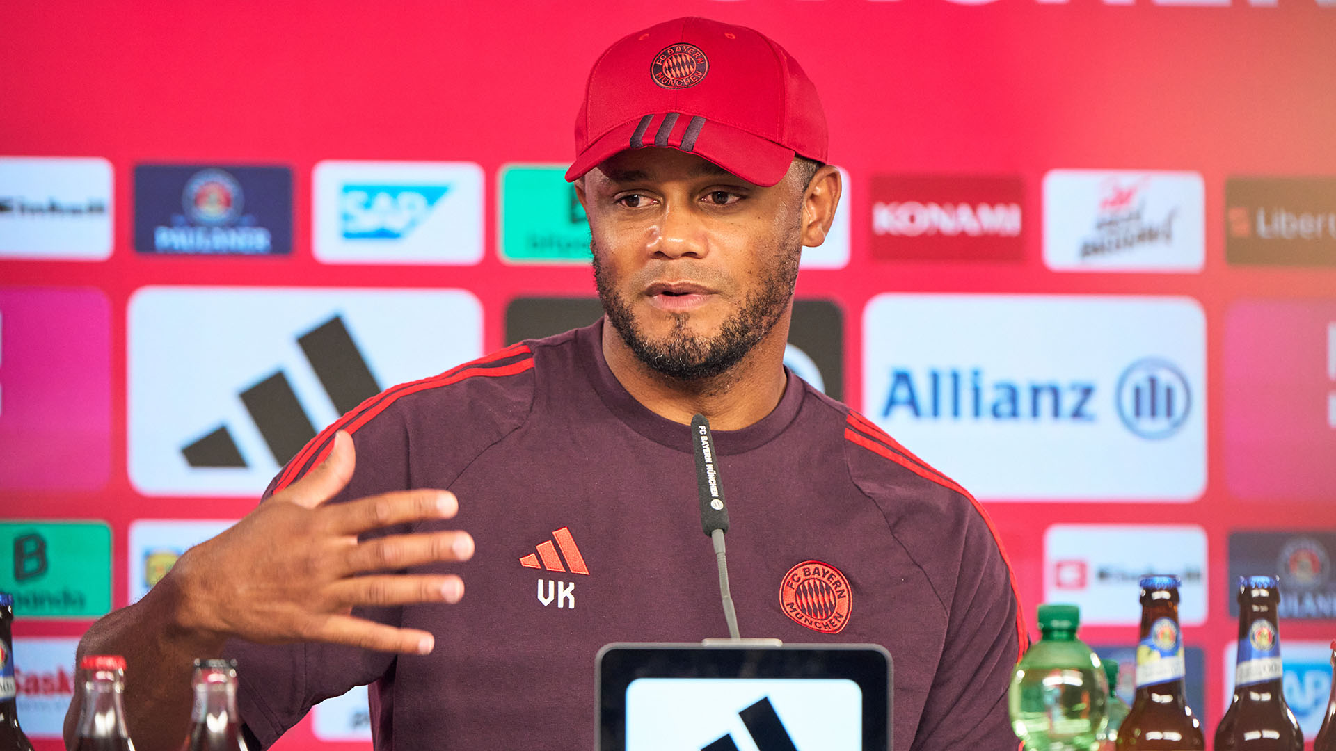 Vincent Kompany auf der Pressekonferenz