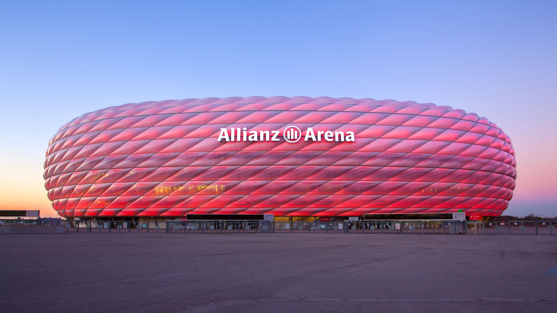 Die Allianz Arena rot beleuchtet