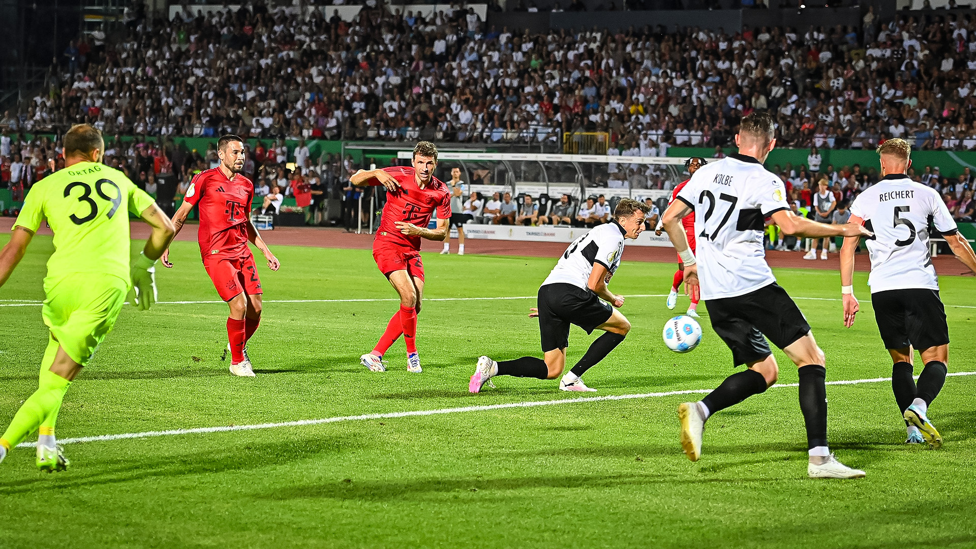 Spielszene aus der Partie SSV Ulm 1846 vs. FC Bayern in der ersten Runde des DFB-Pokals 2024/25