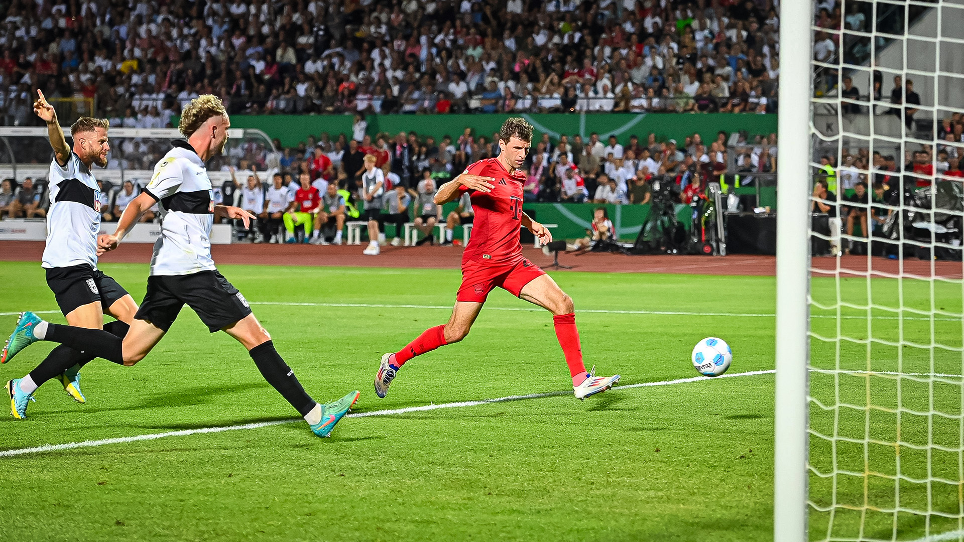 Spielszene aus der Partie SSV Ulm 1846 vs. FC Bayern in der ersten Runde des DFB-Pokals 2024/25