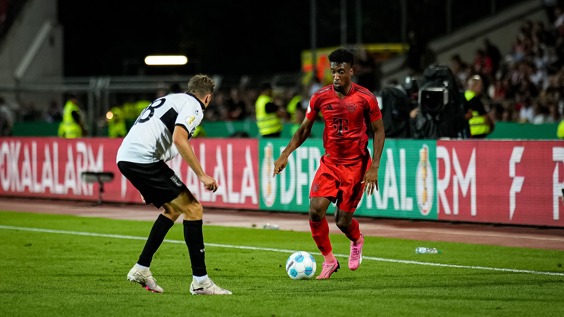 Spielszene aus der Partie SSV Ulm 1846 vs. FC Bayern in der ersten Runde des DFB-Pokals 2024/25