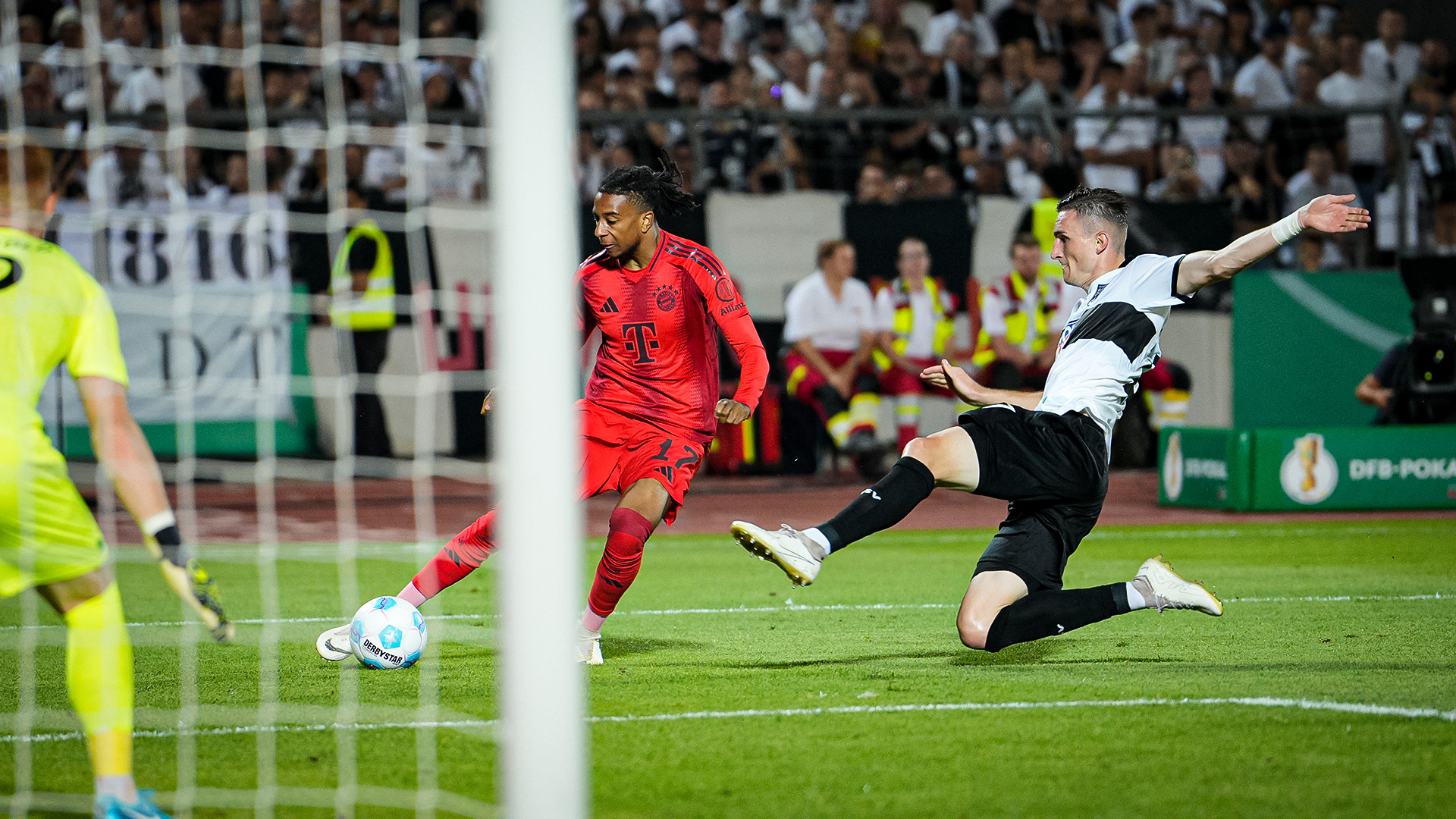 Spielszene aus der Partie SSV Ulm 1846 vs. FC Bayern in der ersten Runde des DFB-Pokals 2024/25