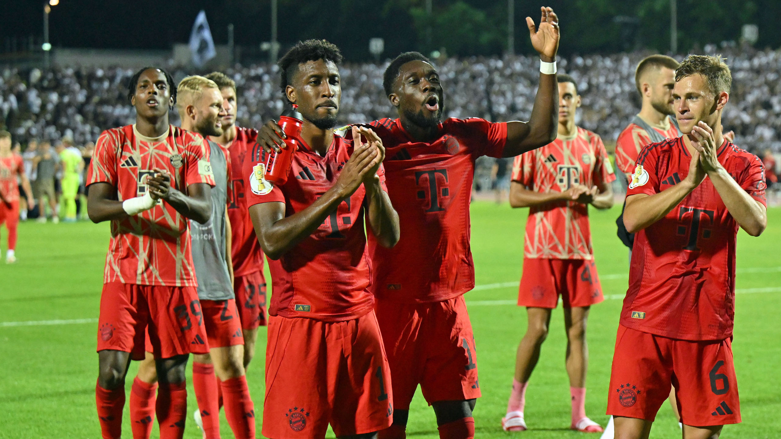 FC Bayern's final celebrations against Ulm with Alphonso Davies and Kingsley Coman