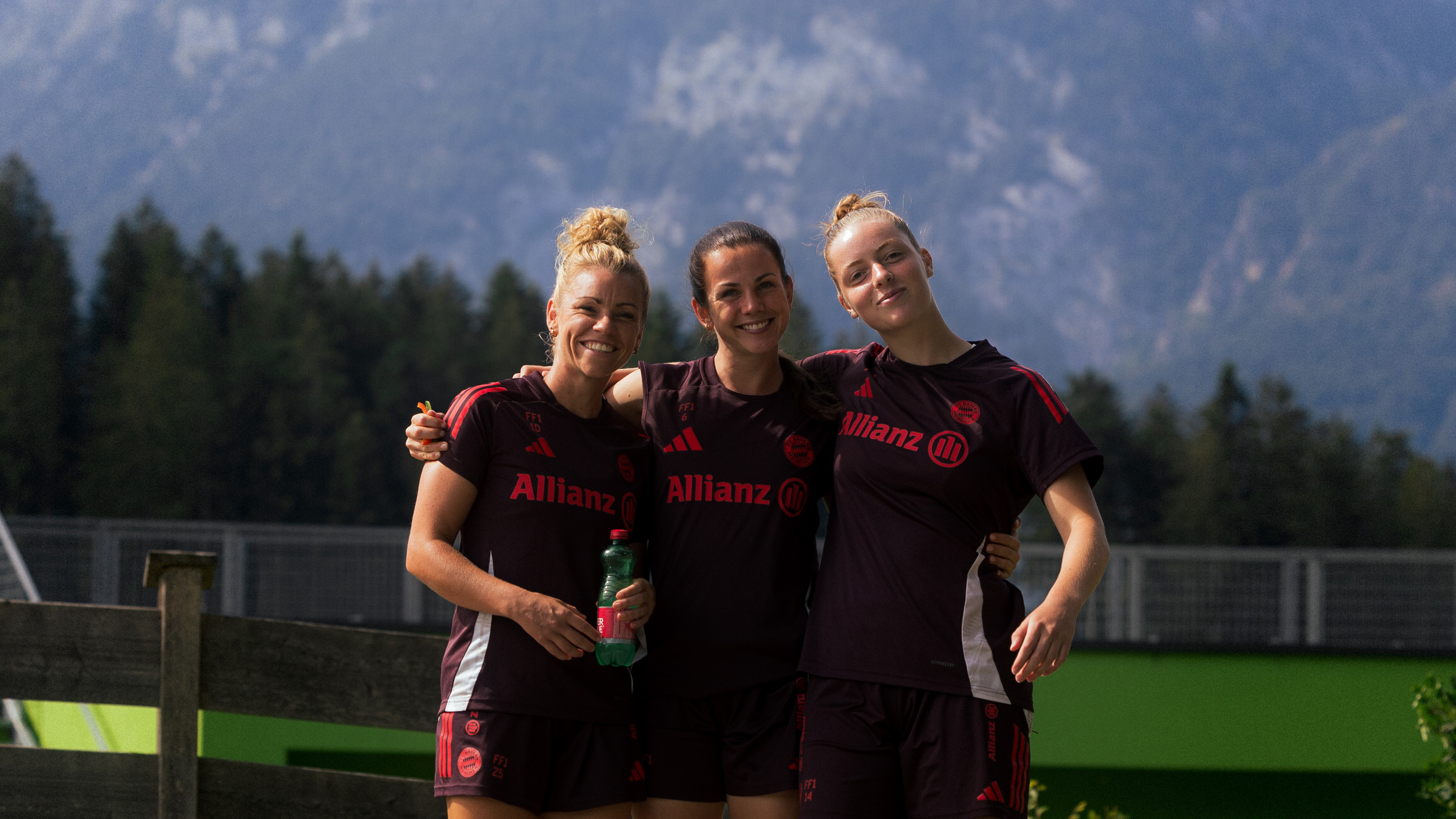 Die FC Bayern Spielerinnen Linda Dallmann, Tuva Hansen und Alara Sehitler im Trainingslager