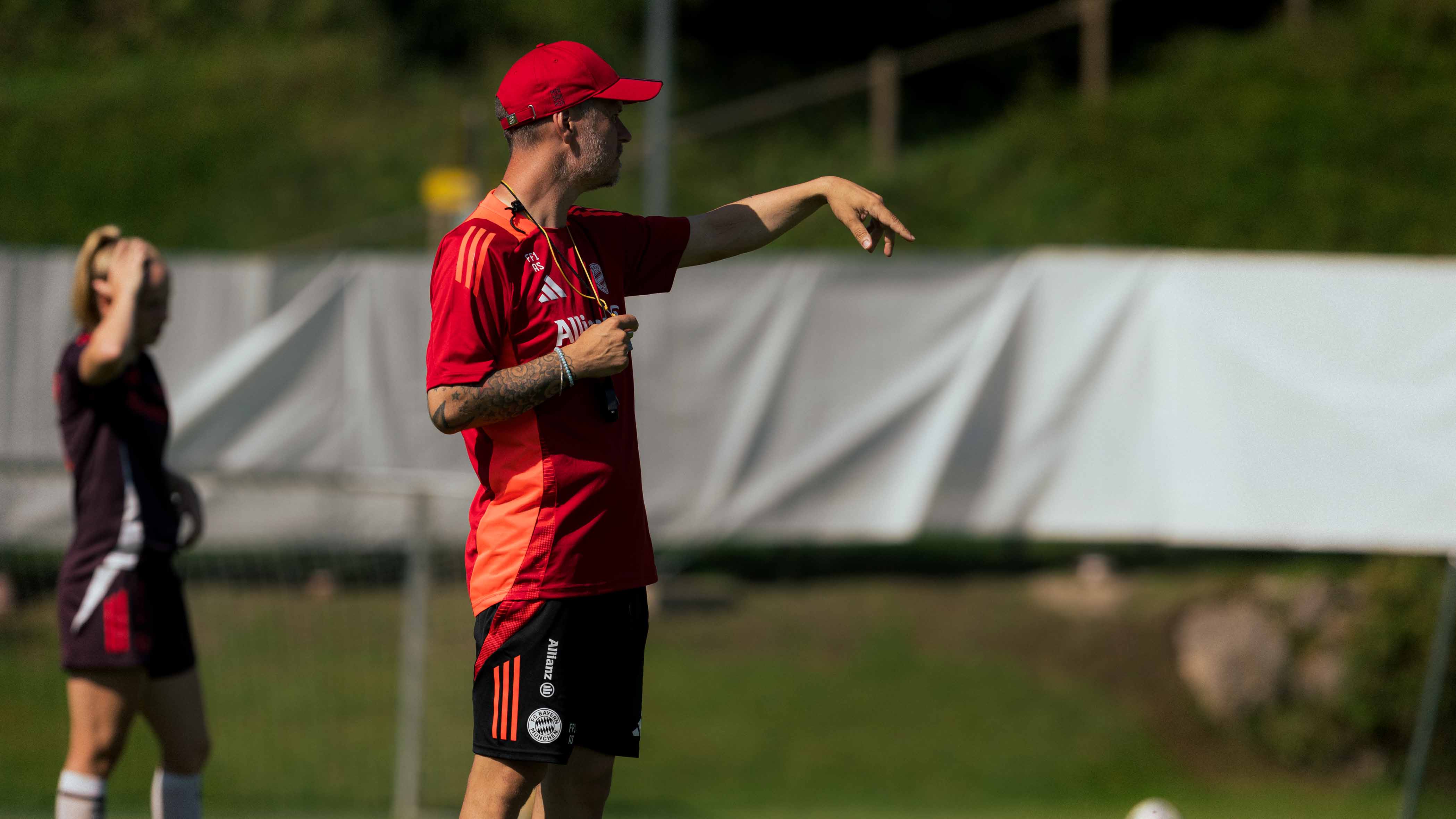 Alexander Straus von den FC Bayern Frauen gibt Anweisungen auf dem Trainingsplatz