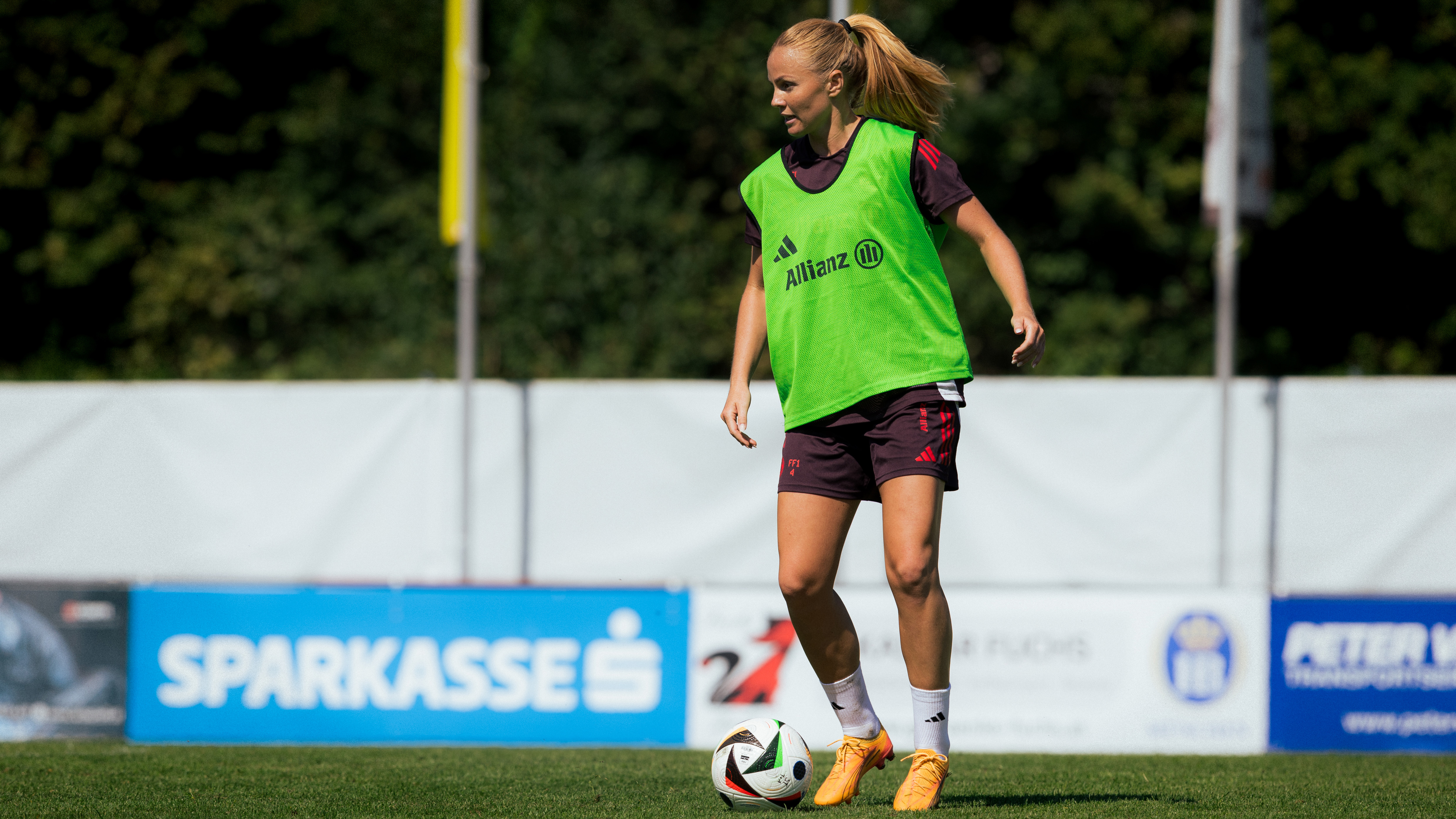 Glodis Viggosdottir, Kapitänin der FC Bayern Frauen, im Training am Ball