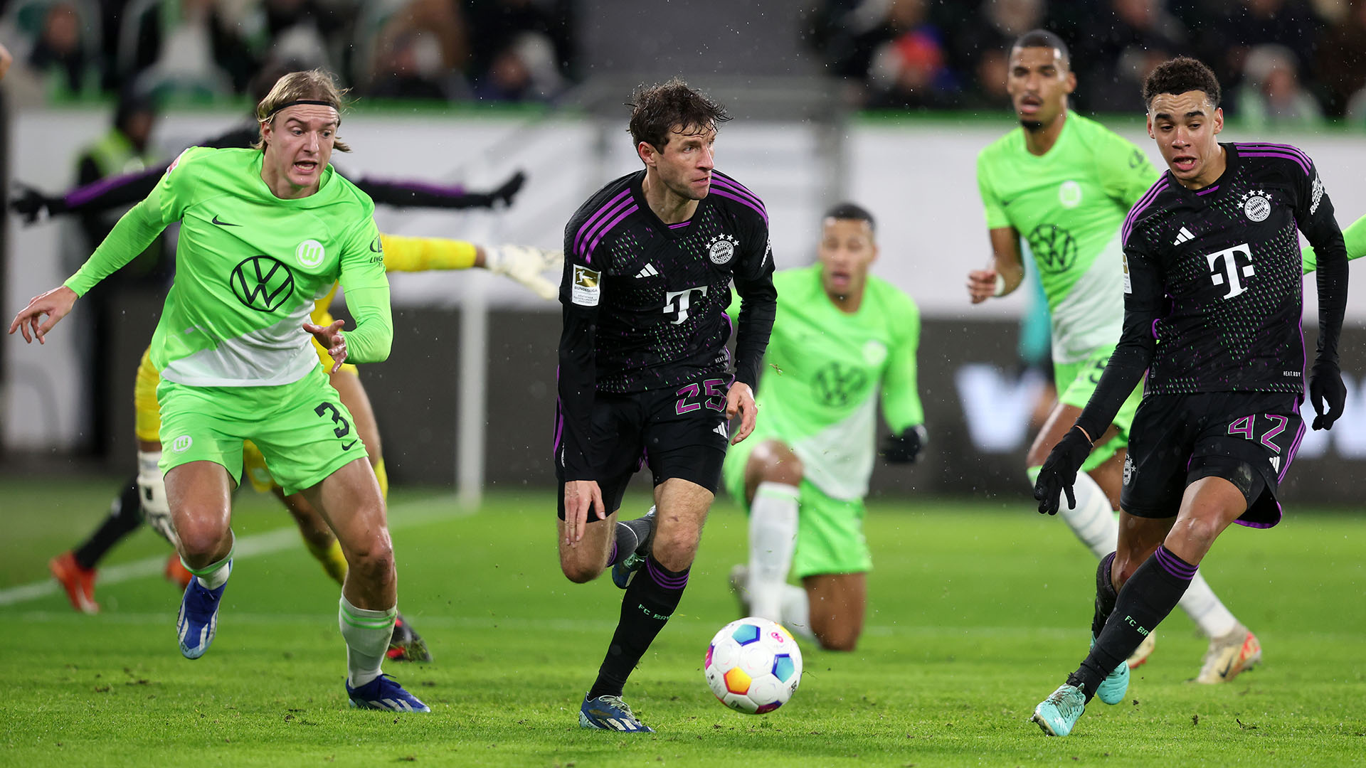 Thomas Müller und Jamal Musiala vom FC Bayern im Auswärtsspiel beim VfL Wolfsburg