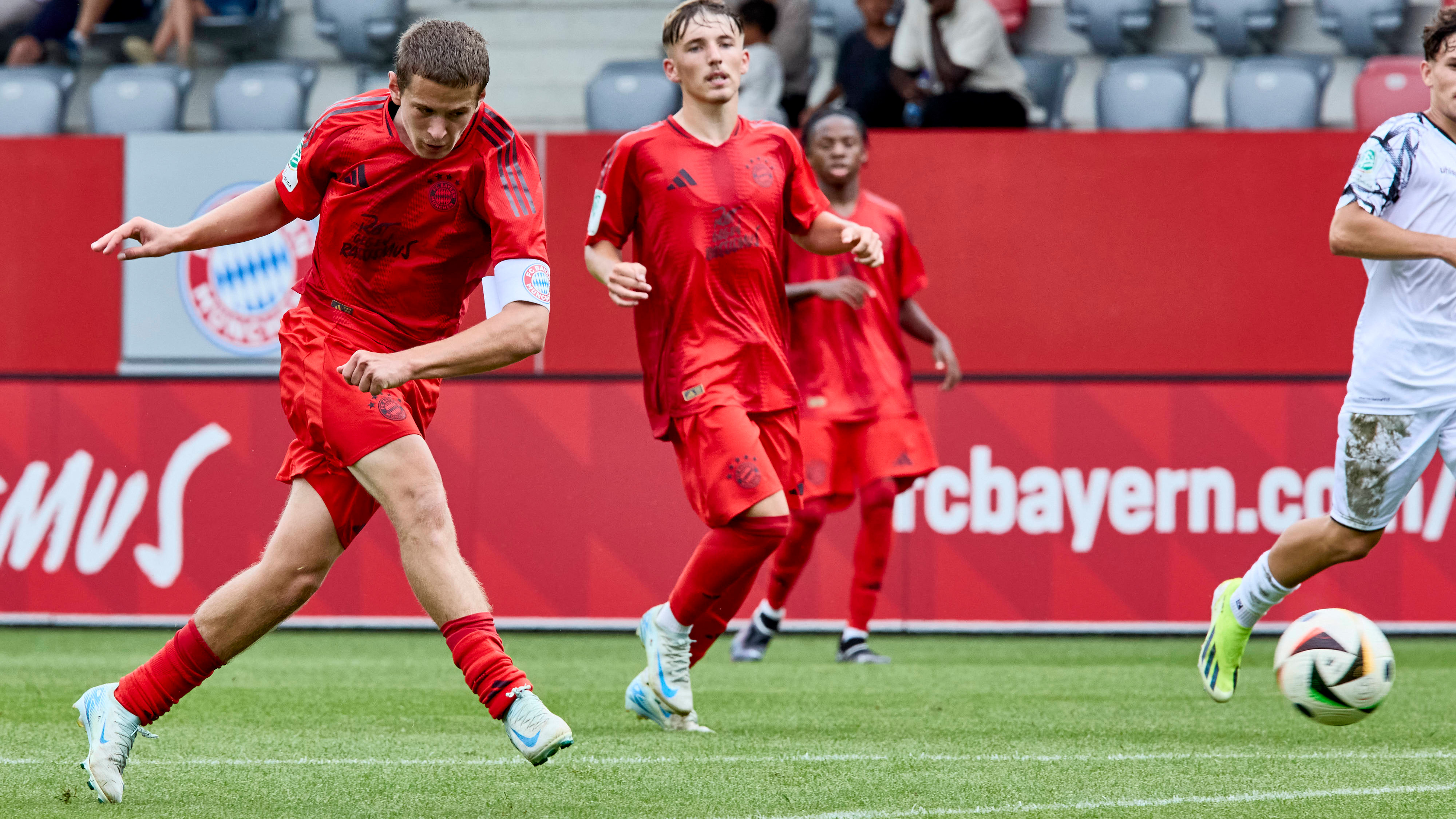 Yll Gashi von der FC Bayern U17 schießt aufs Tor.