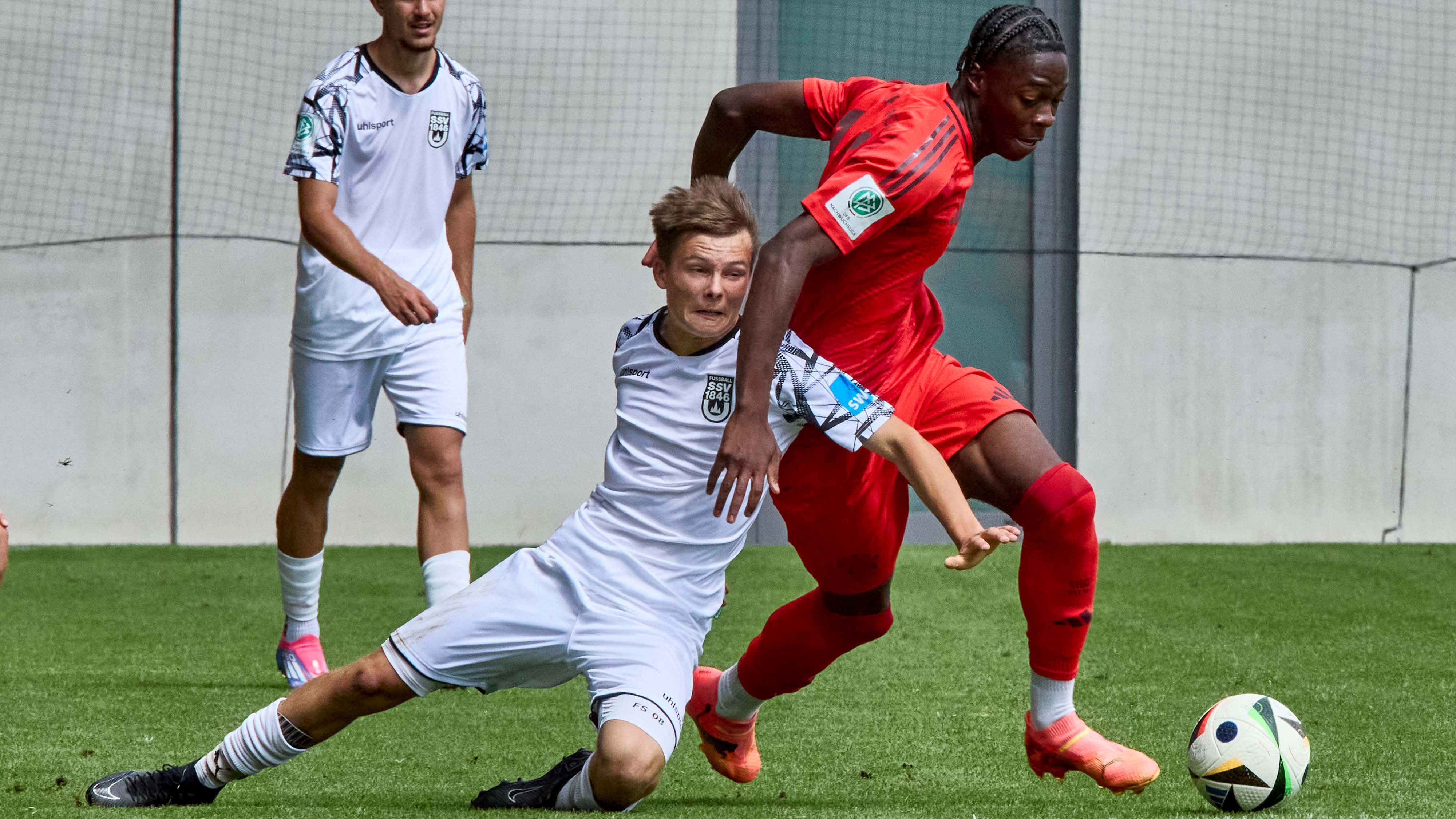 Chris Afanou von der FC Bayern U17 im Zweikampf.