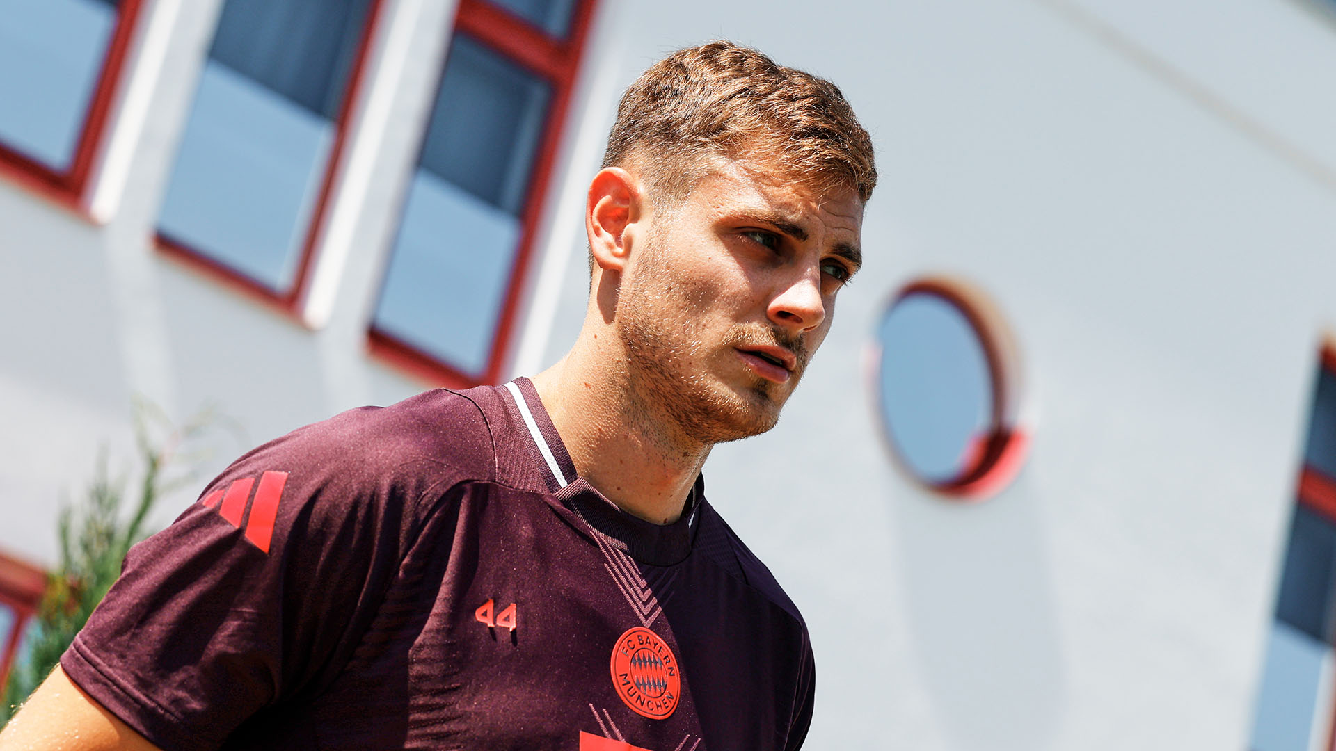 Josip Stanisic im Training des FC Bayern