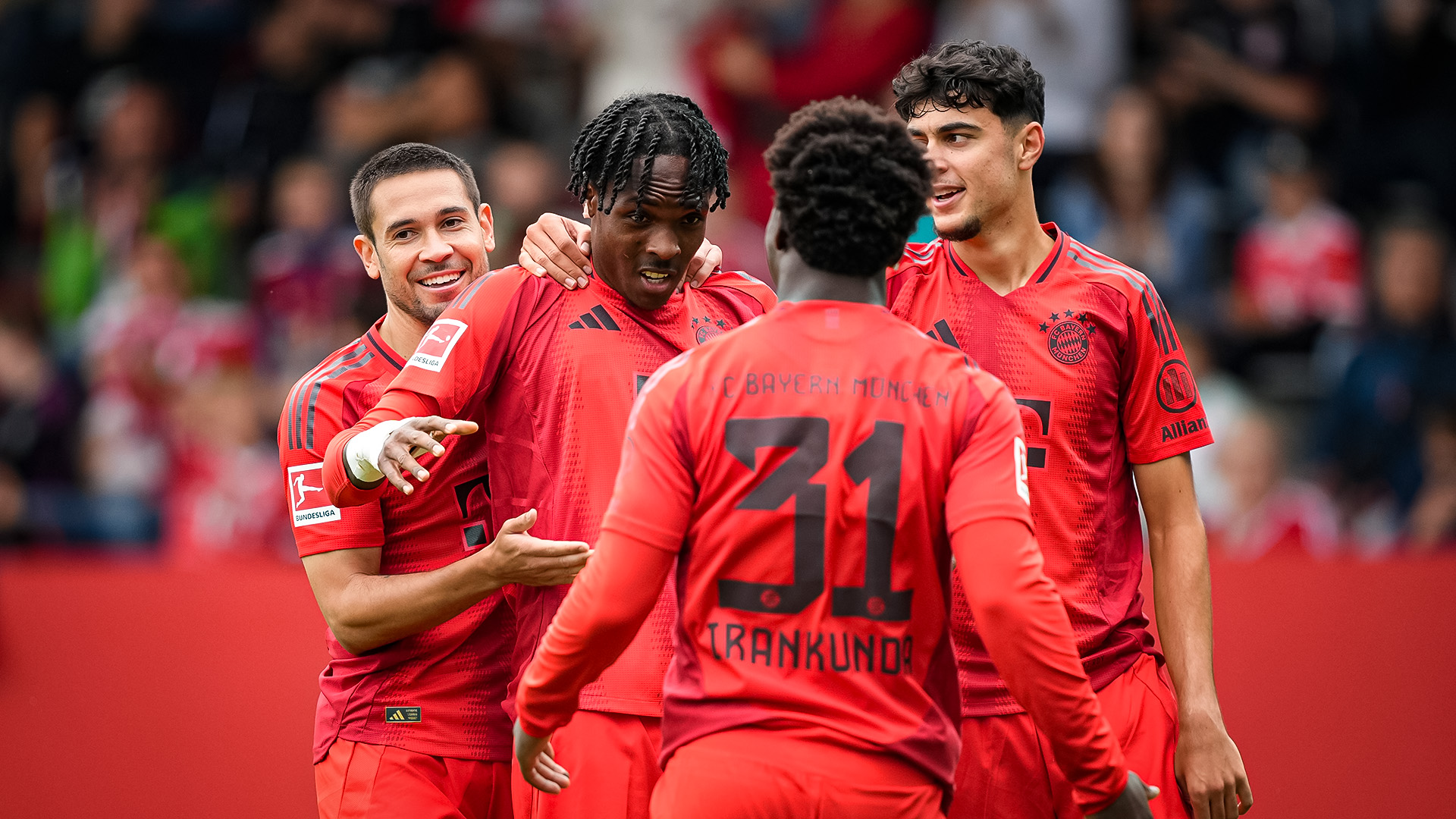 Mathys Tel y sus compañeros del FC Bayern celebran juntos