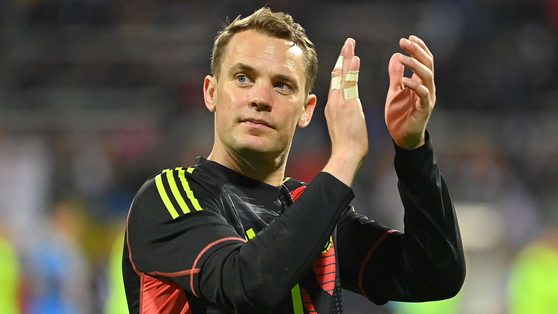 Manuel Neuer da las gracias a la afición con la camiseta de la selección alemana