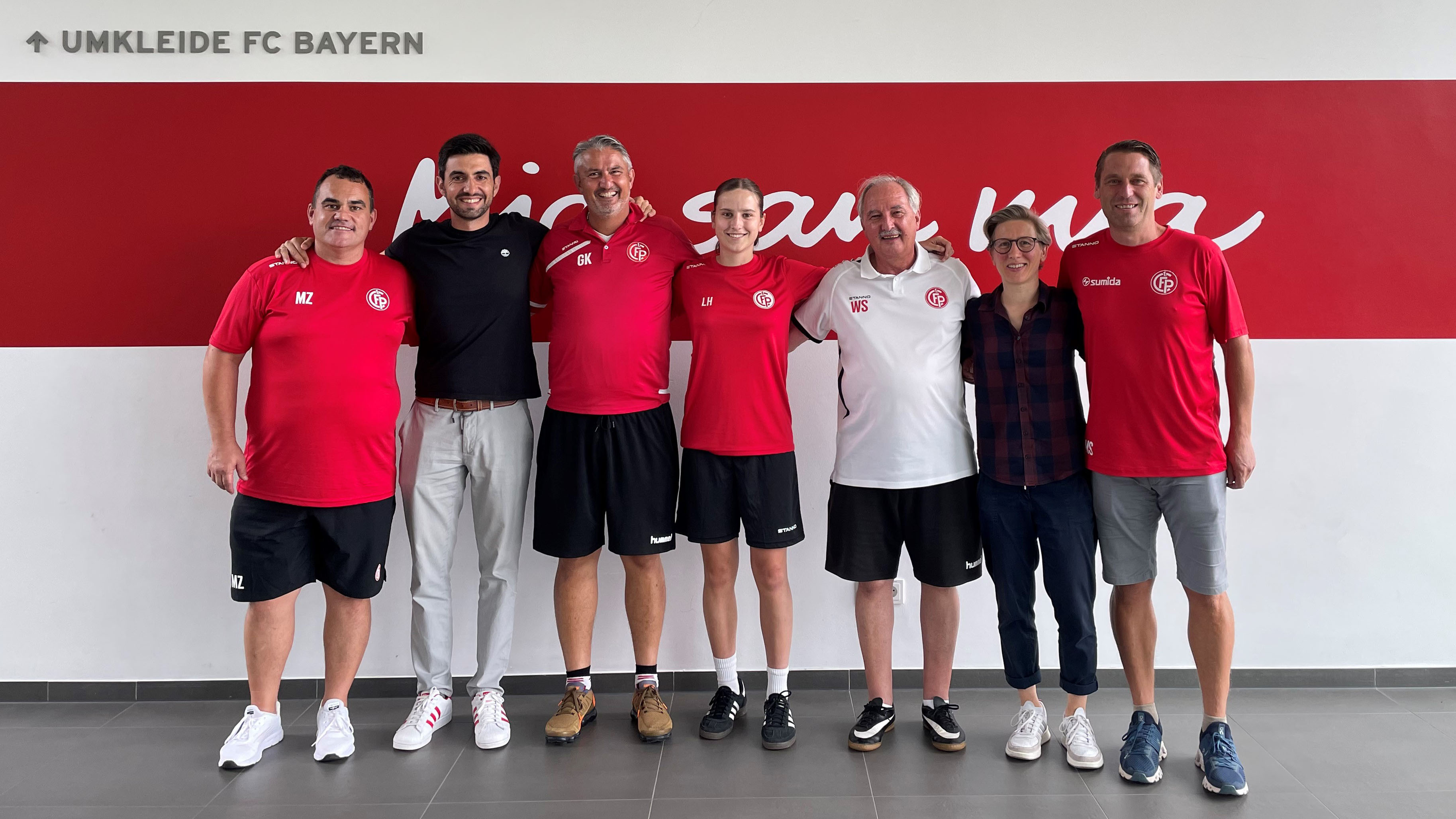 Verantwortliche der FC Bayern Frauen und des 1. FC Passau