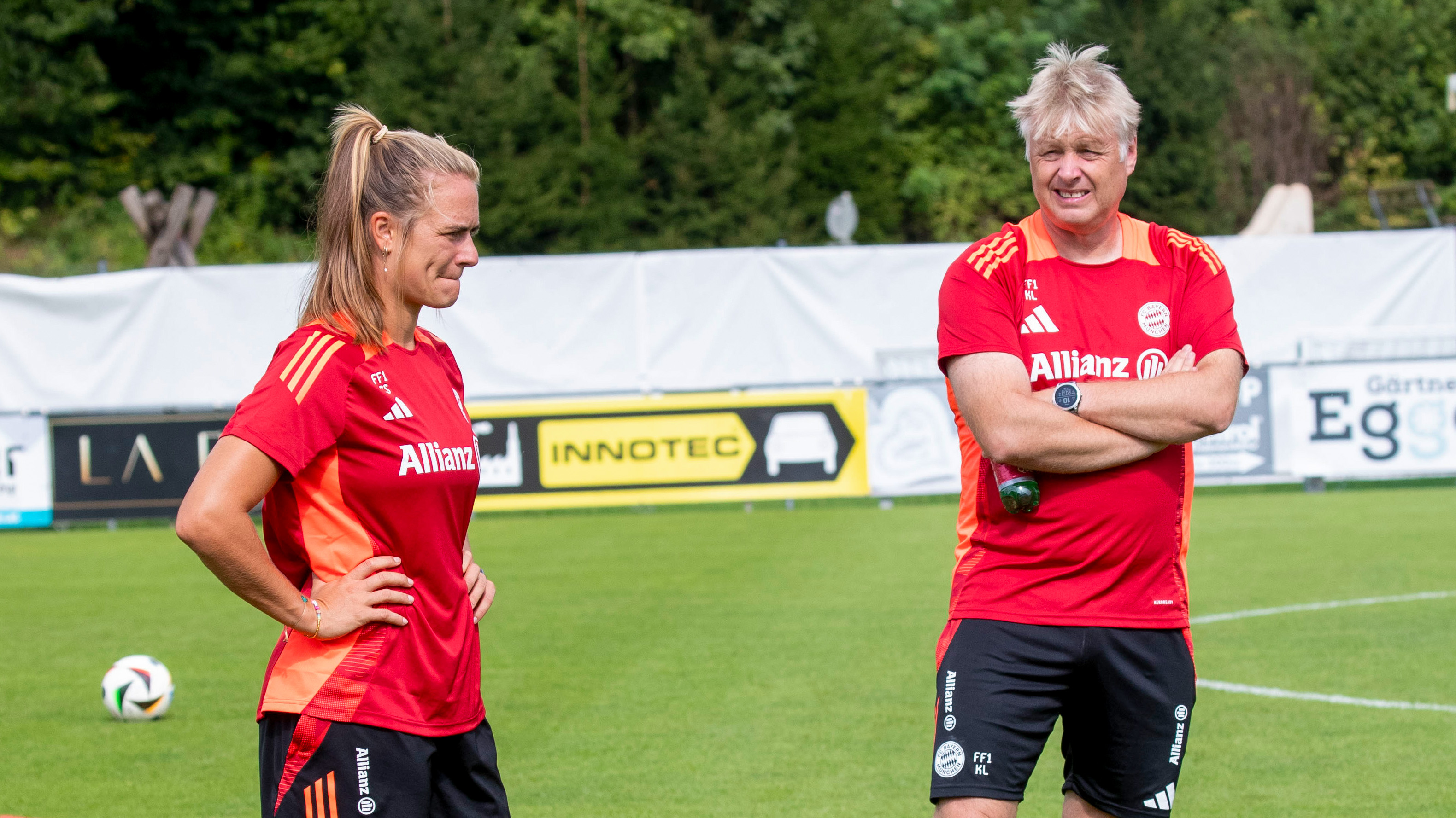 Die Co-Trainer der FC Bayern Frauen Clara Schöne und Kjetil Lone im Trainingslager