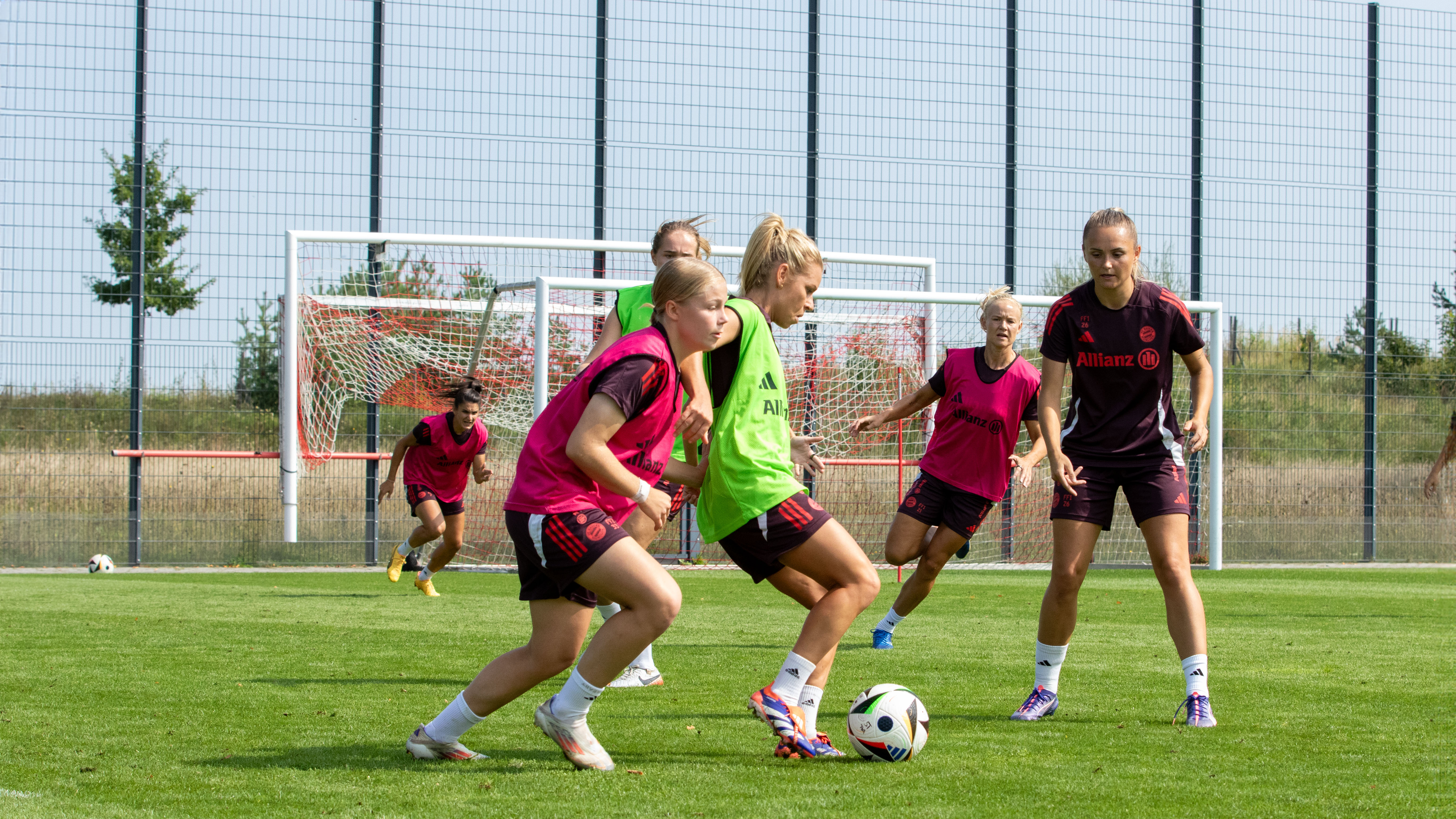 Bayern and Linda Dallmann are looking to secure the season’s first title against Wolfsburg.