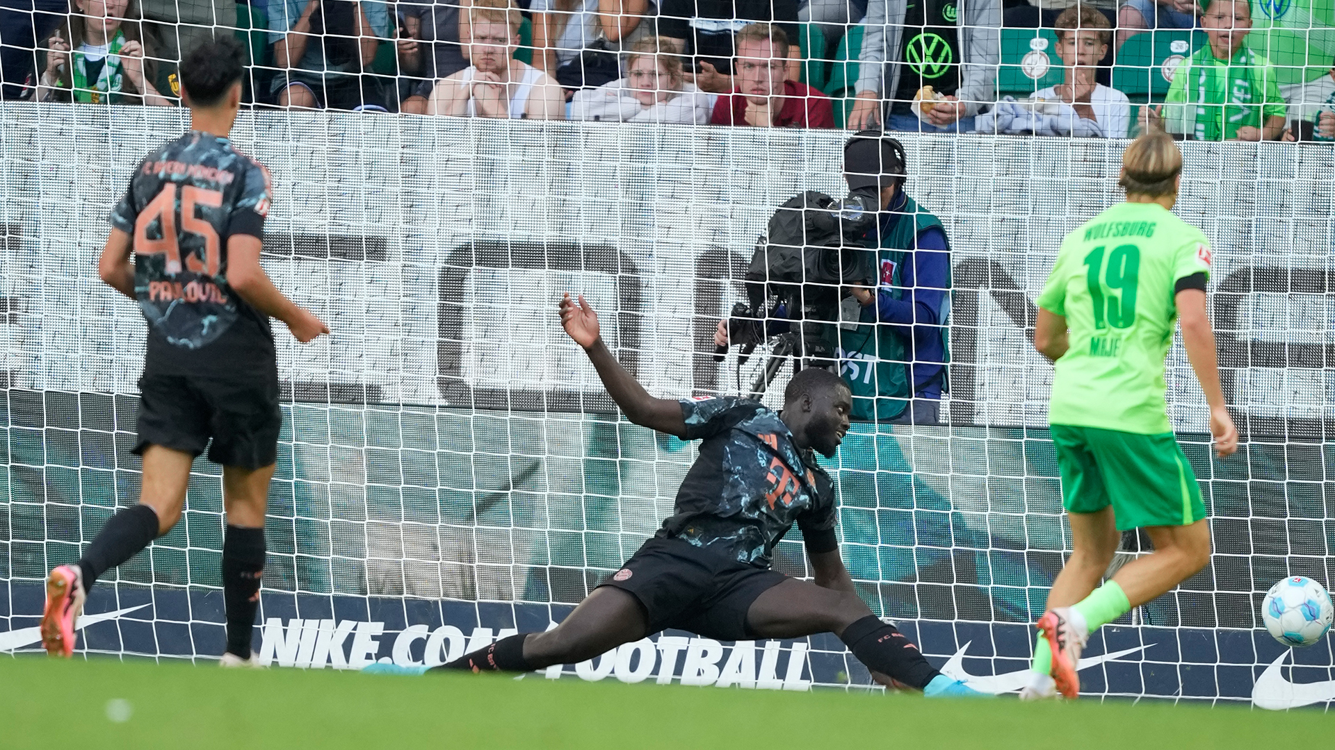 15-fcbayern-wolfsburg-240825-mel