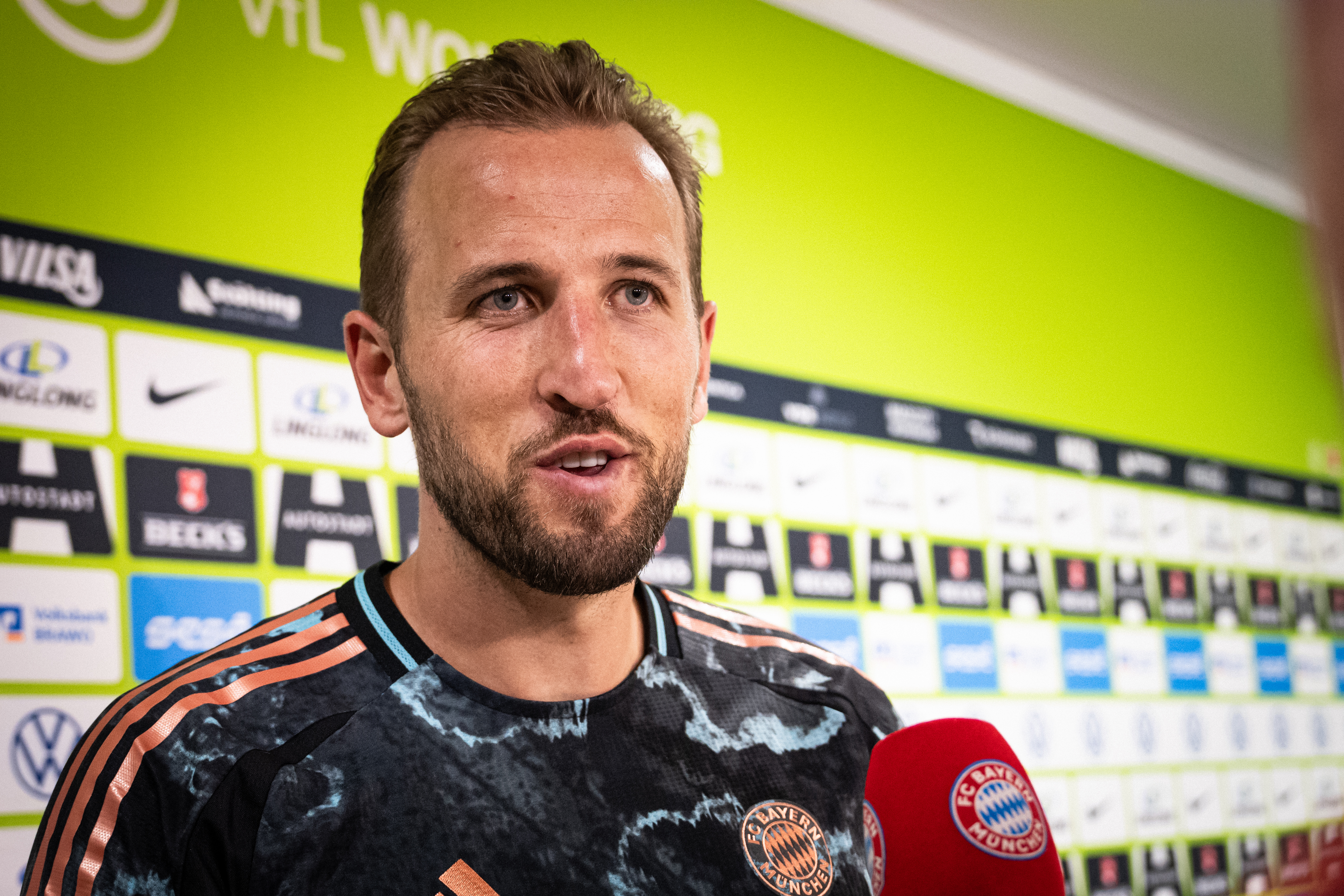 FC Bayern-Stürmer Harry Kane äußert sich im Interview nach dem Spiel beim VfL Wolfsburg.