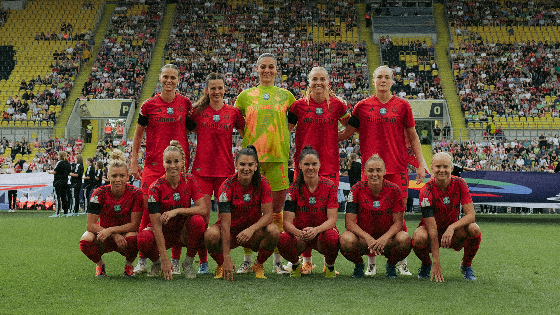 Die Startelf der FCB-Frauen im Supercup gegen Wolfsburg beim Teamfoto.