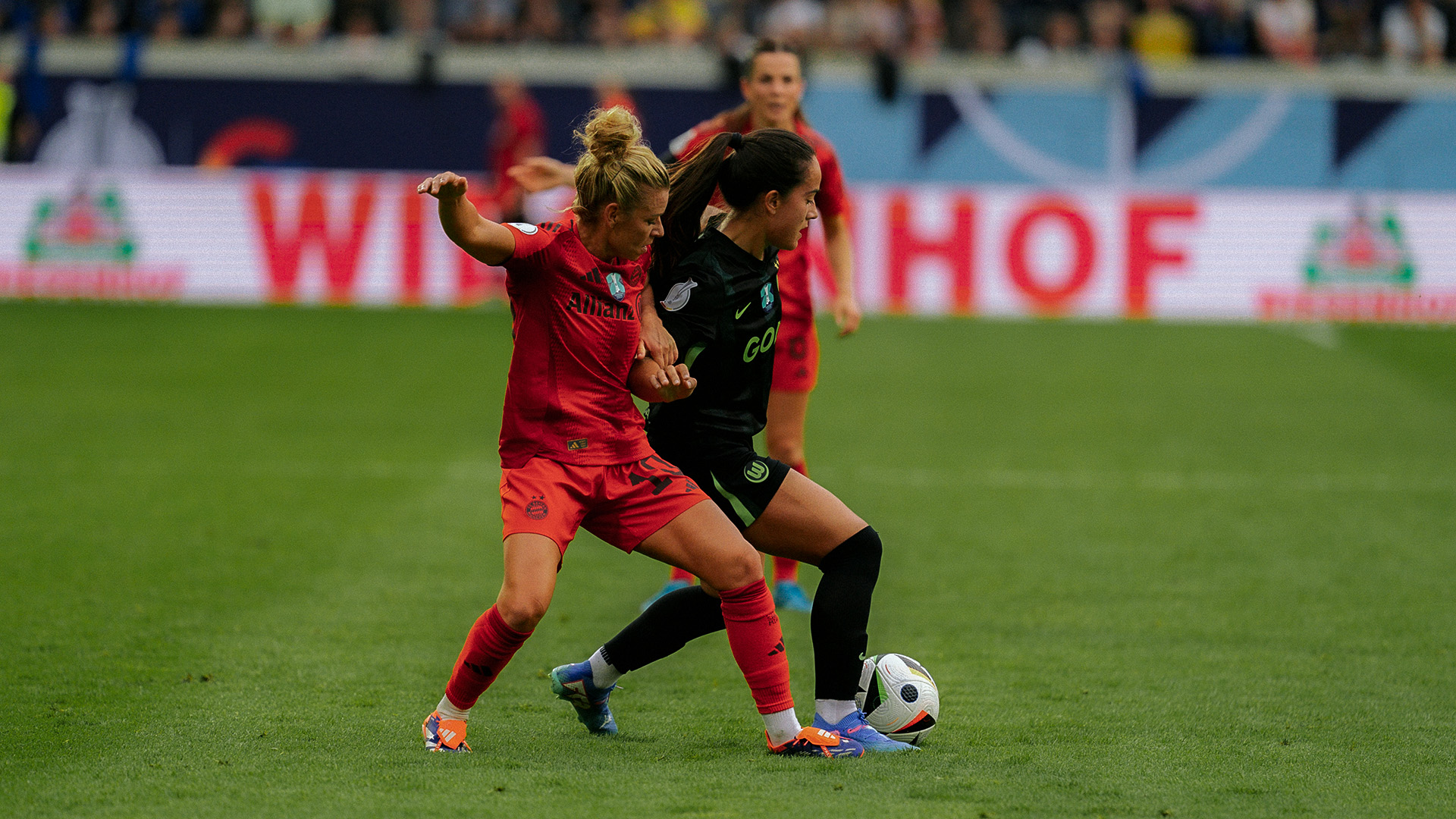 Linda Dallmann im Supercup gegen Wolfsburg im Zweikampf.