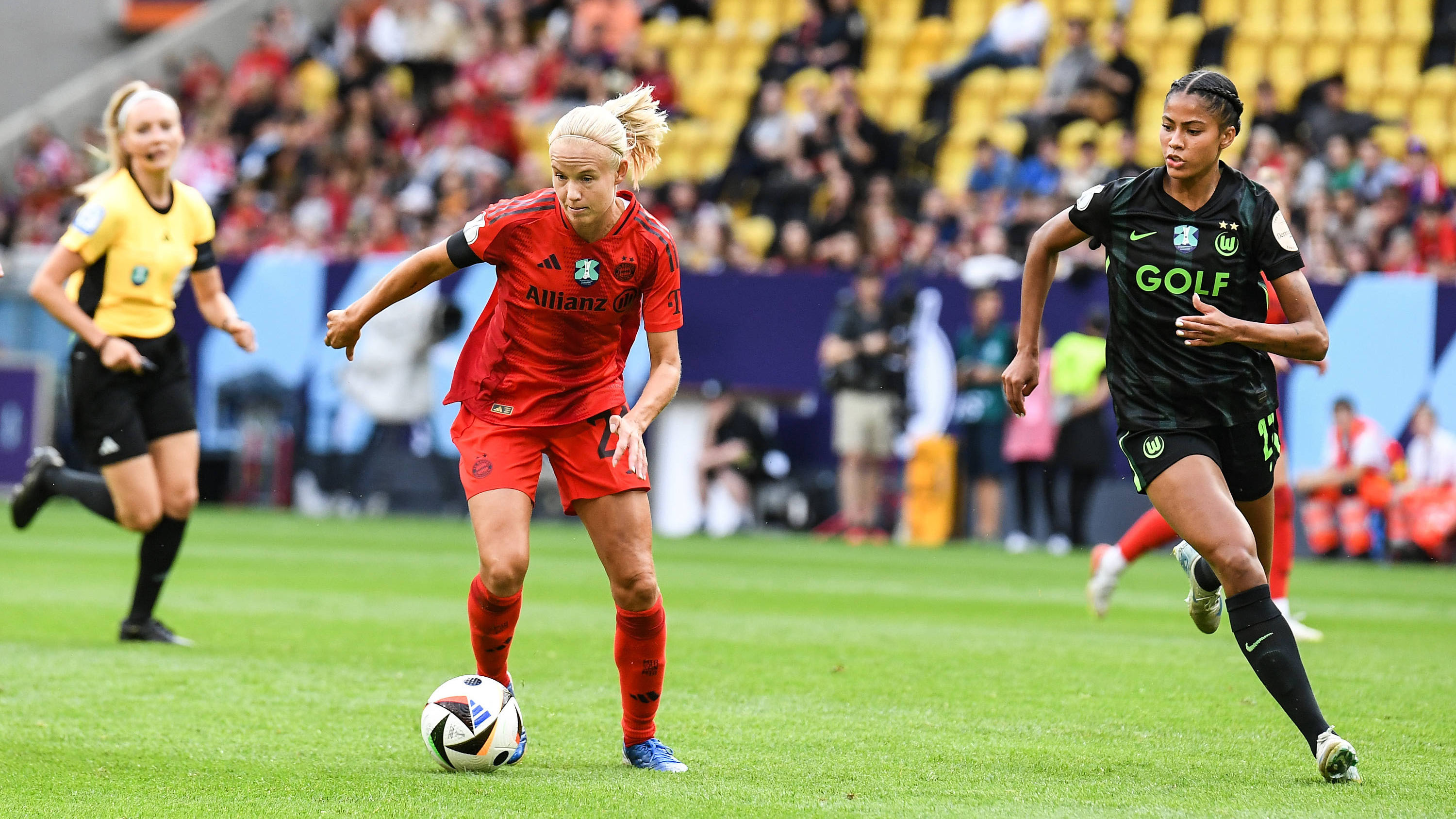 Pernille Harder vom FC Bayern im Zweikampf mit Jane Jonsdottir.