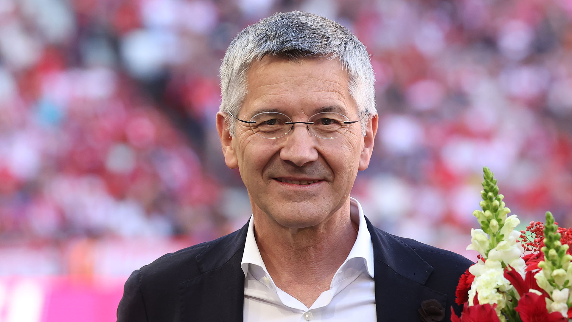 Herbert Hainer gratuliert den FC Bayern Frauen zum Gewinn des Supercups