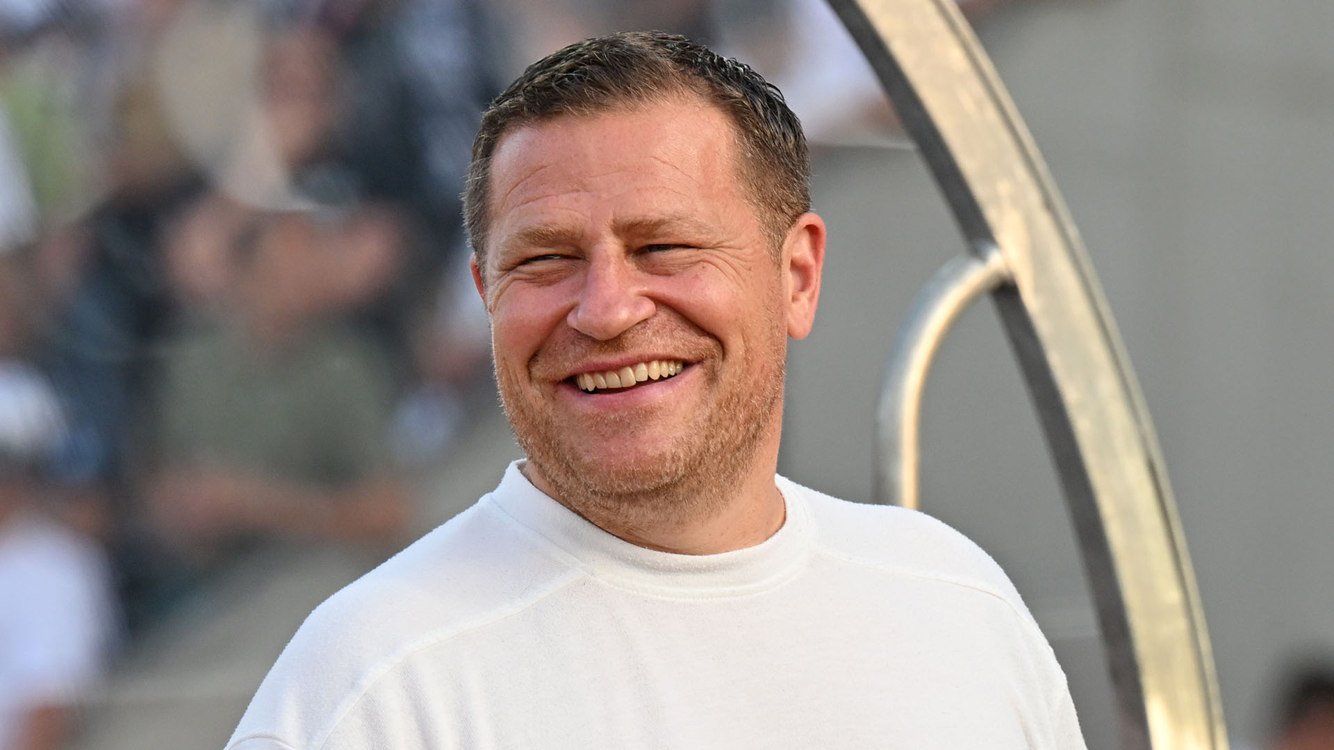 Max Eberl gratuliert den FC Bayern Frauen zum Gewinn des Supercups