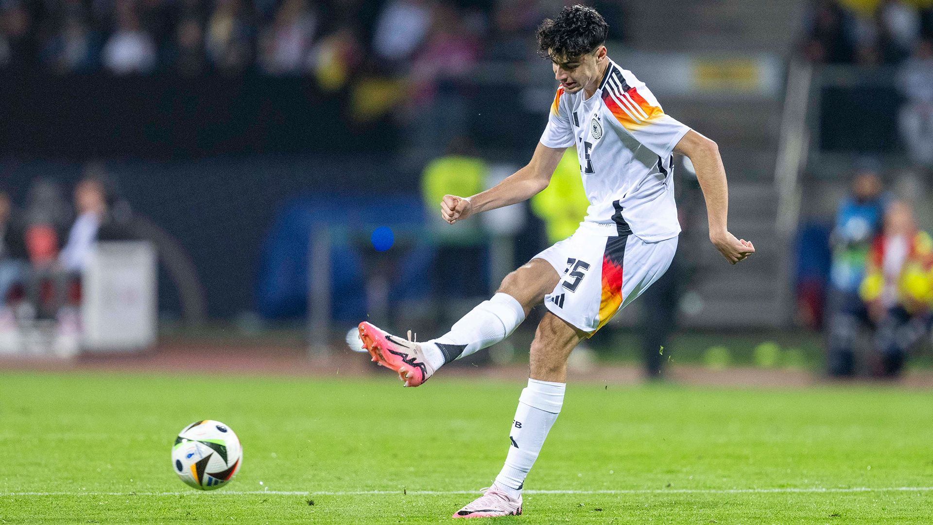 Aleksandar Pavlovic en el partido de la selección alemana contra Ucrania